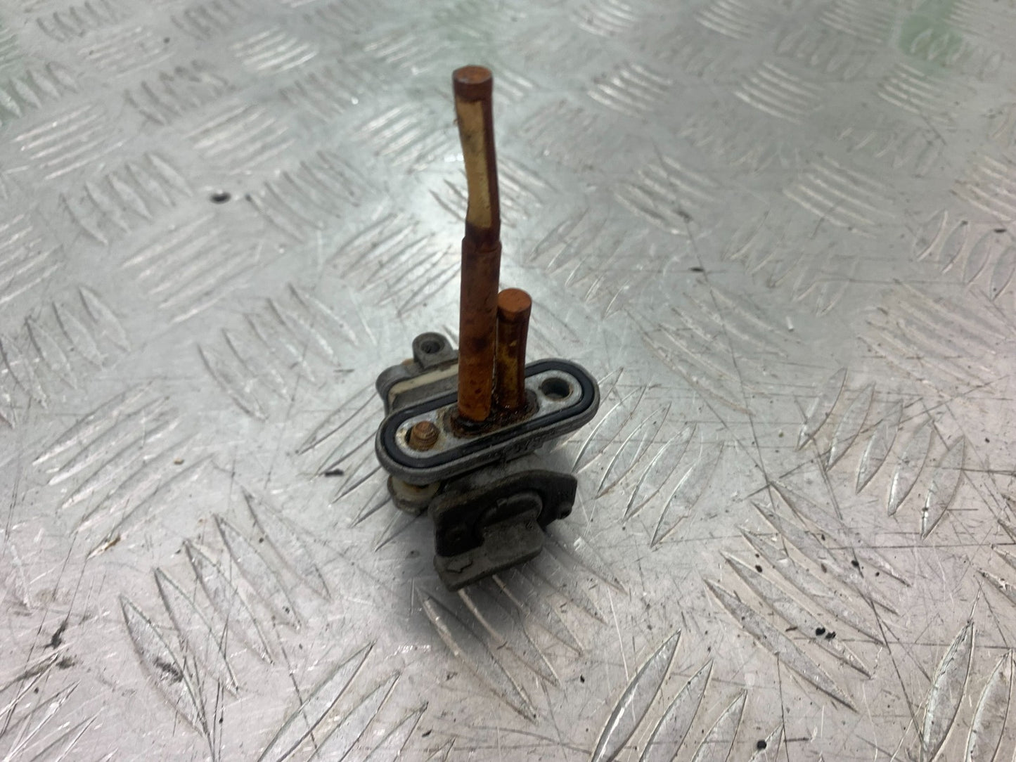 KAWASAKI GPZ600 GPZ 600 PETROL TAP  YEAR 1988-90 (CMB1258)