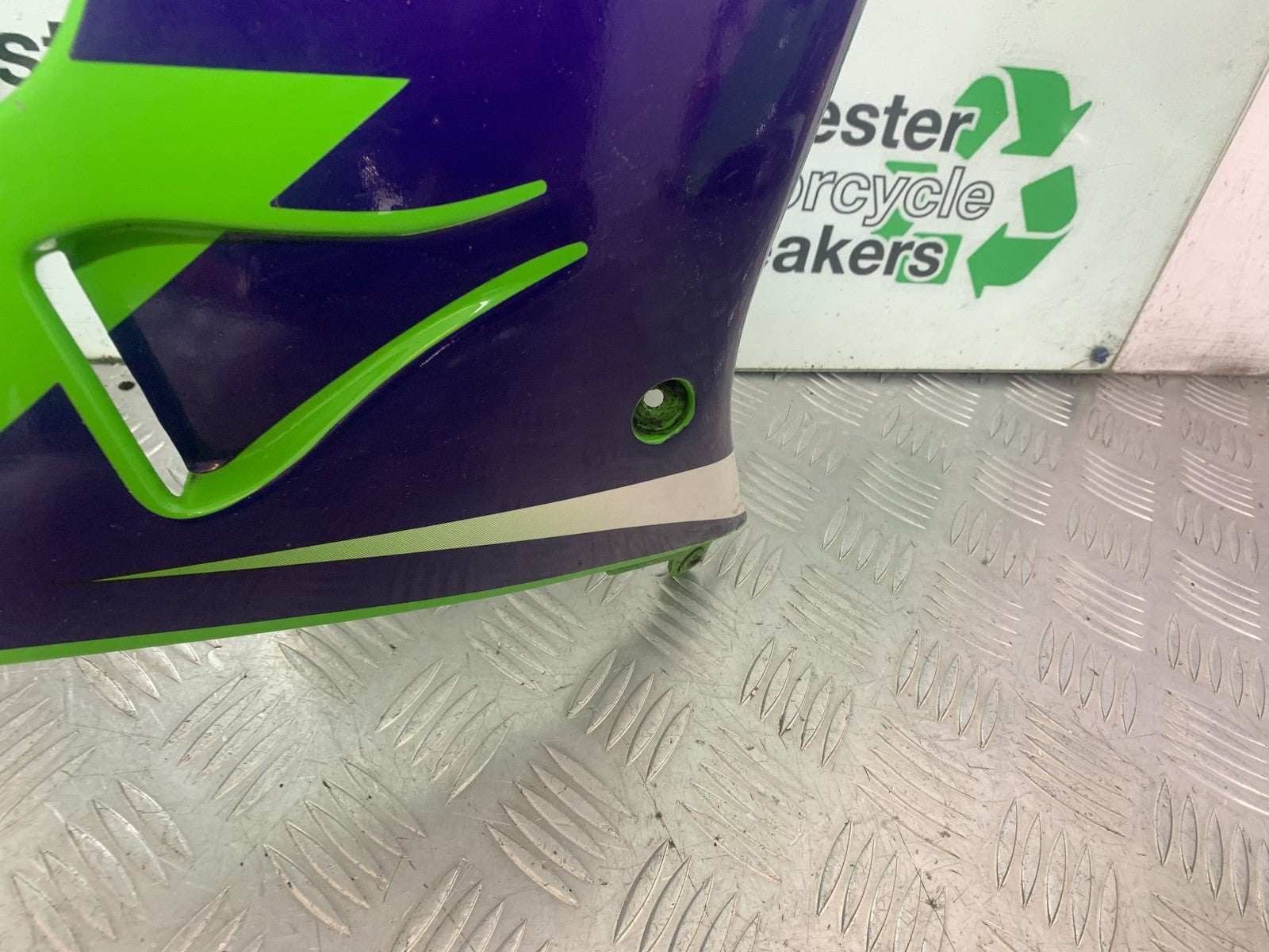 KAWASAKI ZX9R ZX9 E1 RIGHT MIDDLE FAIRING PANEL YEAR 2000-01 (CMB1171)
