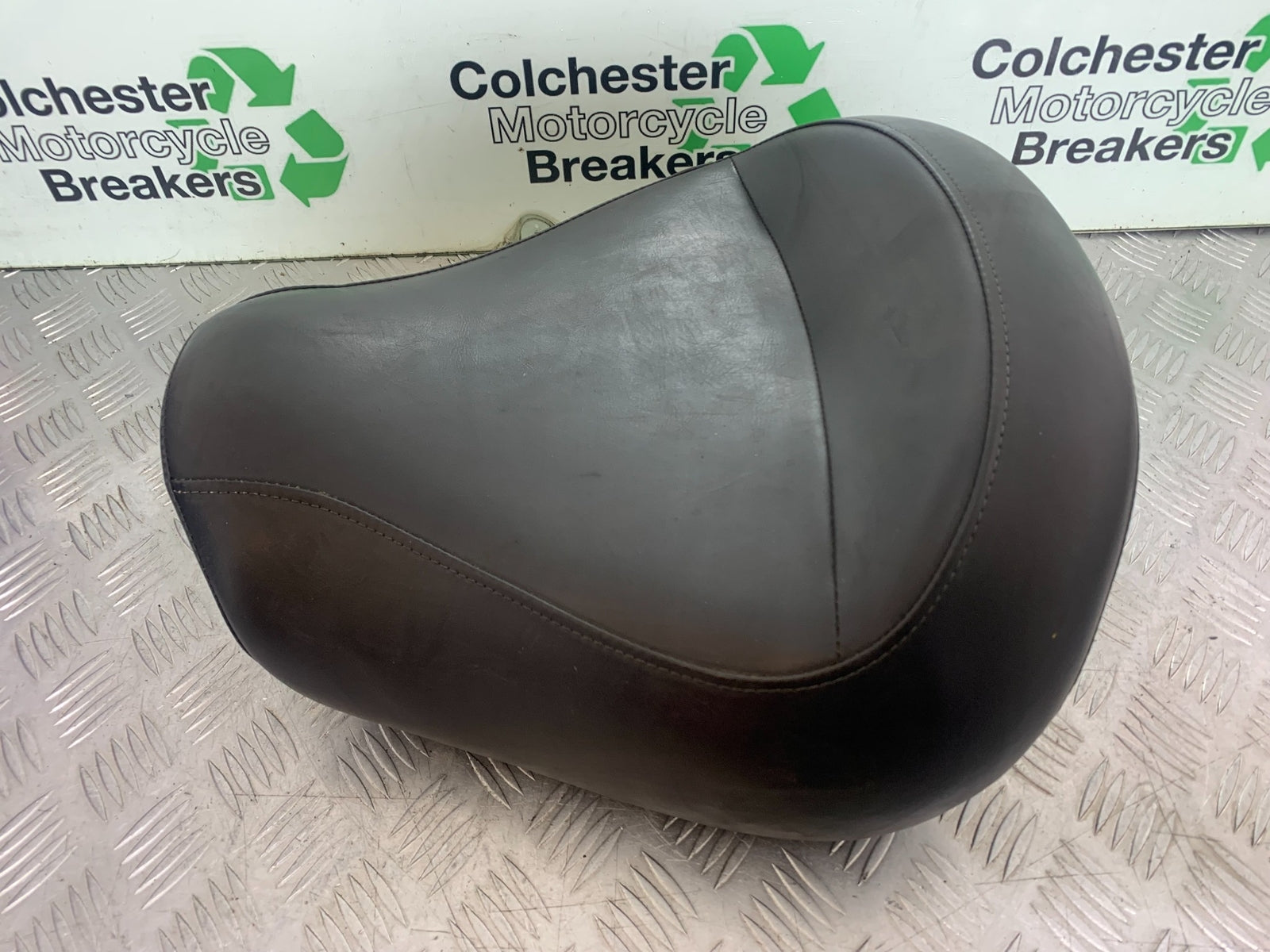 KAWASAKI VN1500 CLASSIC FRONT SEAT   YEAR 1999 -2006 (CMB1166)
