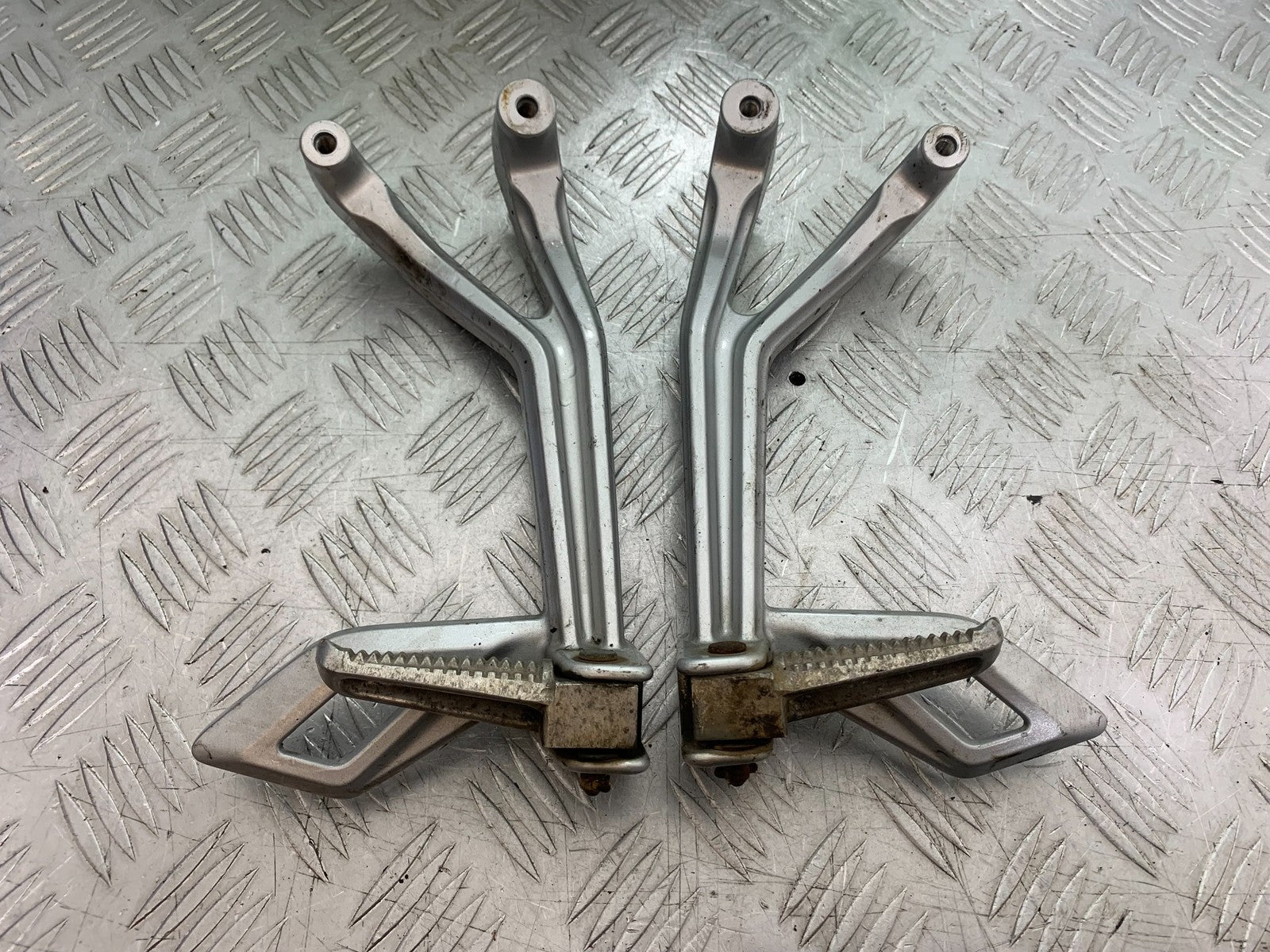 YAMAHA YZF-R125 YZF 125 REAR HANGERS AND PEGS  YEAR 2019-2022 (CMB1263)