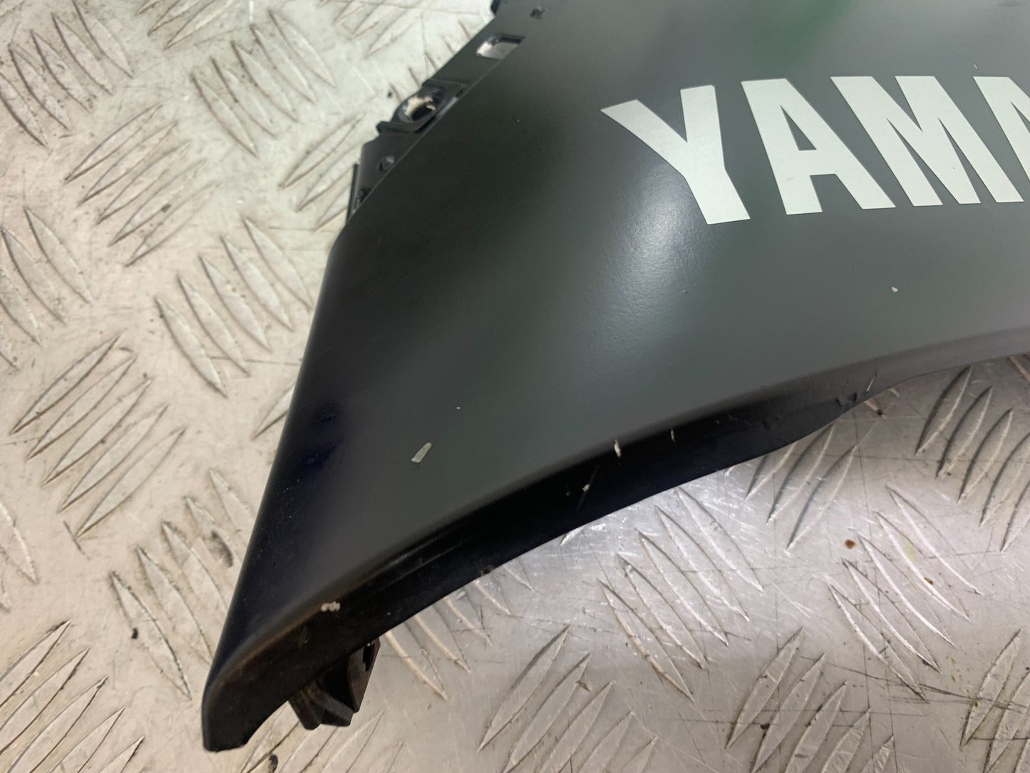 YAMAHA YZF R1 14 B BIG BANG LEFT LOWER FAIRING PANEL   2009-14 (CMB1175)
