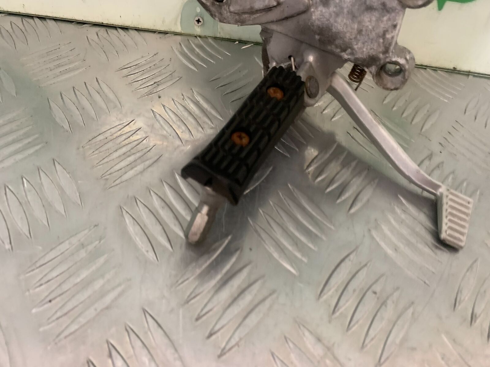 TRIUMPH 955I SPRINT RS FRONT RIGHT HANGER YEAR 1999-04 (STOCK 989)