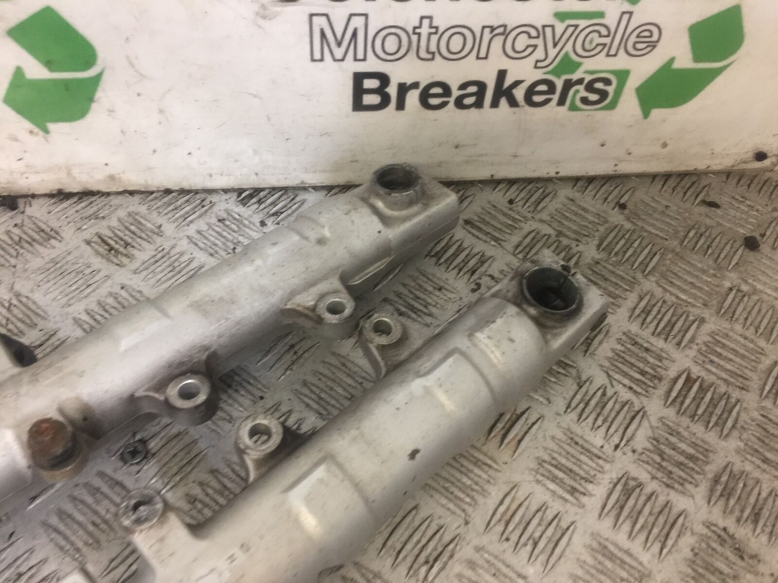 YAMAHA FZ6 FORKS (BENT SOLD FOR PARTS)  YEAR 2004 (STOCK 693)