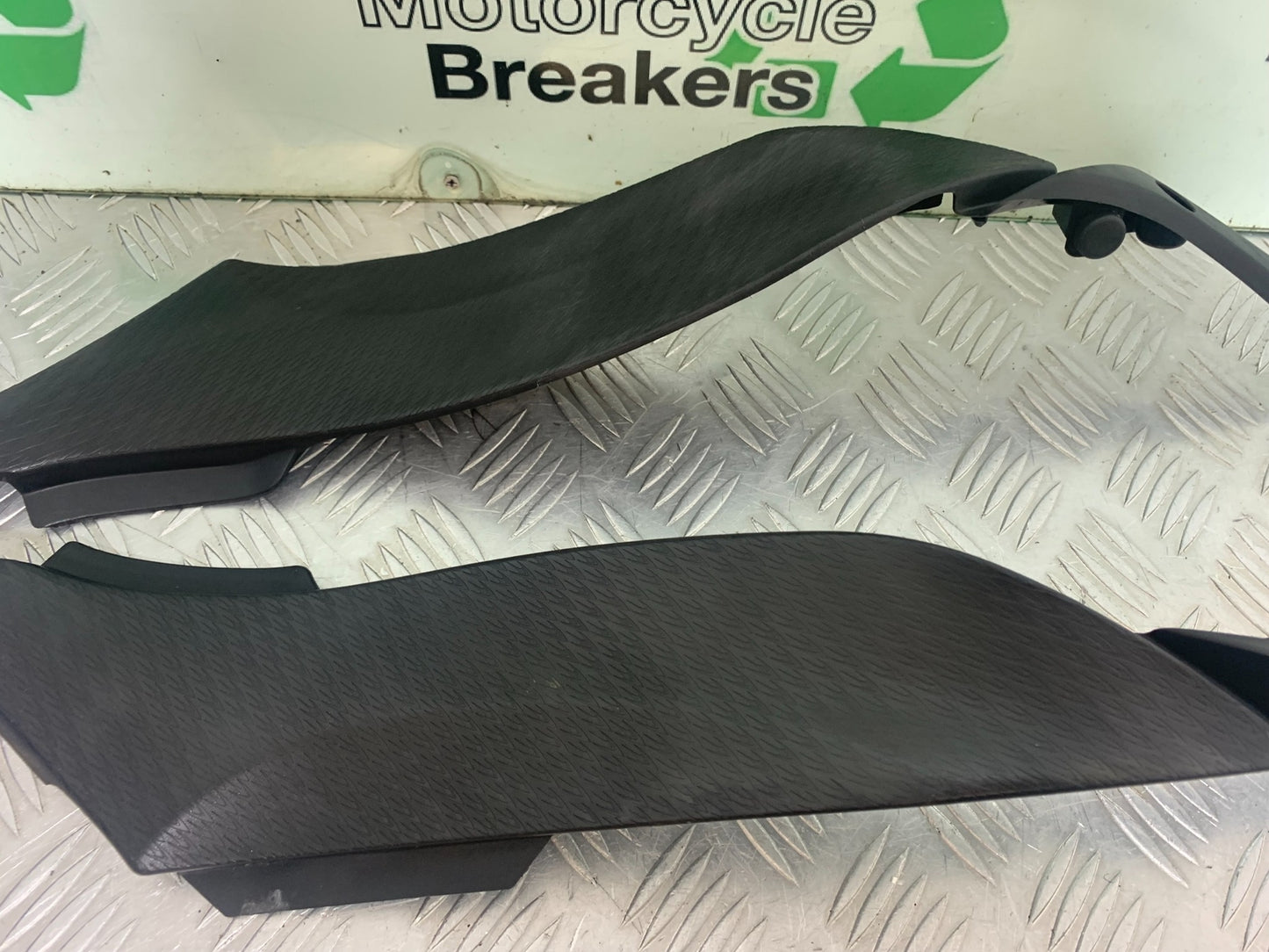 KAWASAKI ZX6R LEFT AND RIGHT LOWER TANK PANELS  YEAR 2009-2012 (CMB1136)