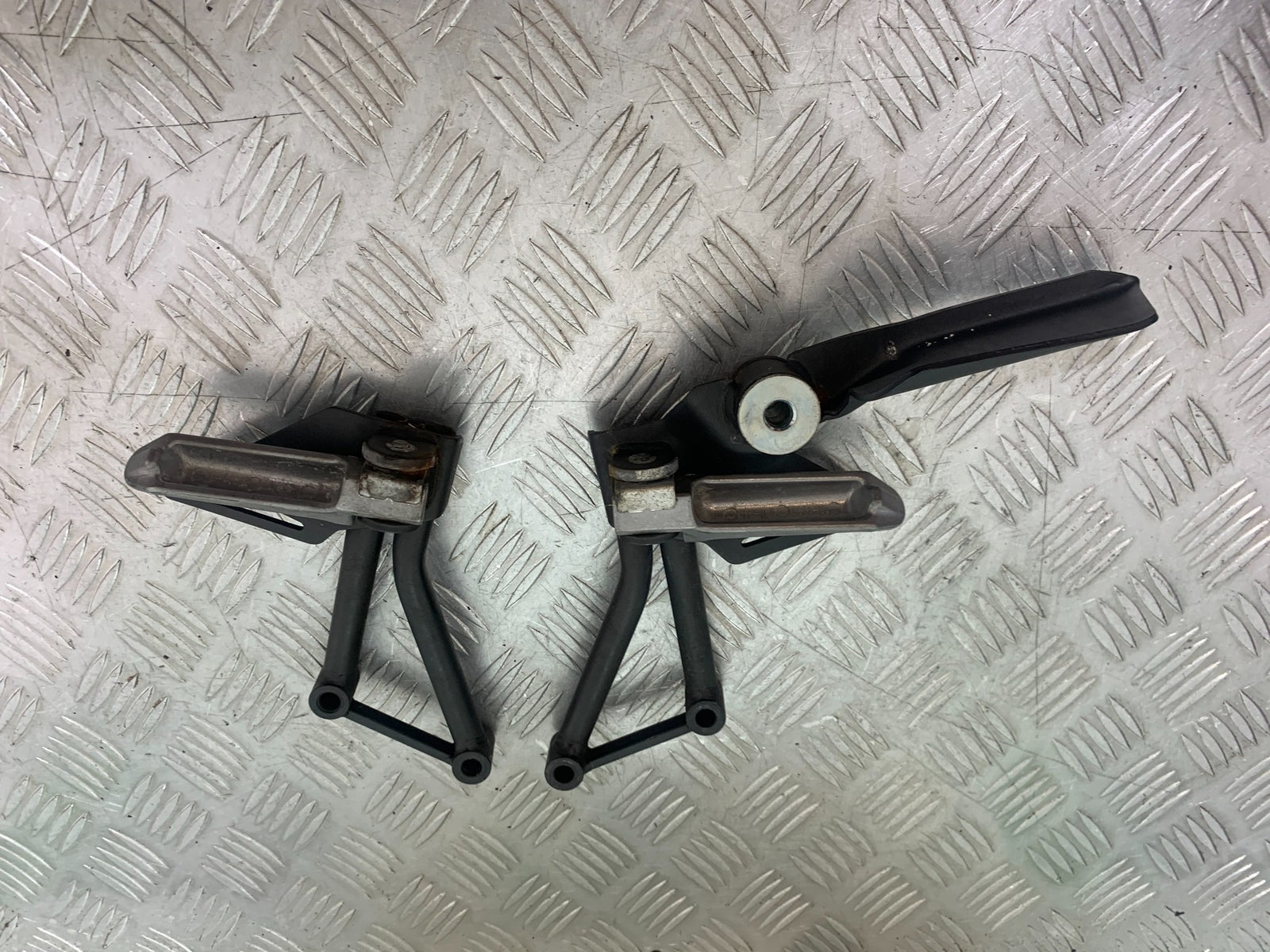 KAWASAKI Z125 Z 125 REAR HANGERS AND PEGS  YEAR  2018-2023 (CMB1167)