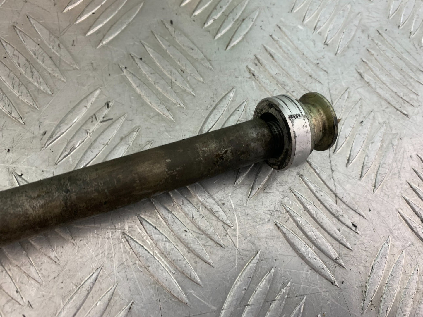 TRIUMPH TROPHY 900 REAR WHEEL SPINDLE  YEAR 1991-95 (CMB1251)