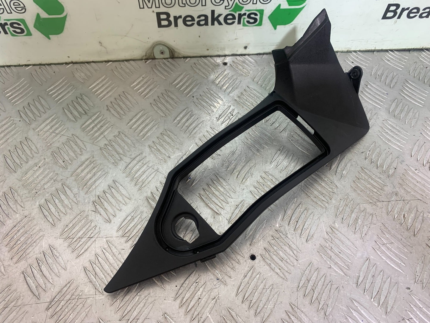 TRIUMPH 1050 SPRINT ST RIGHT TOP FAIRING INFILL PANEL  YEAR 2004-2007 (CMB1197)