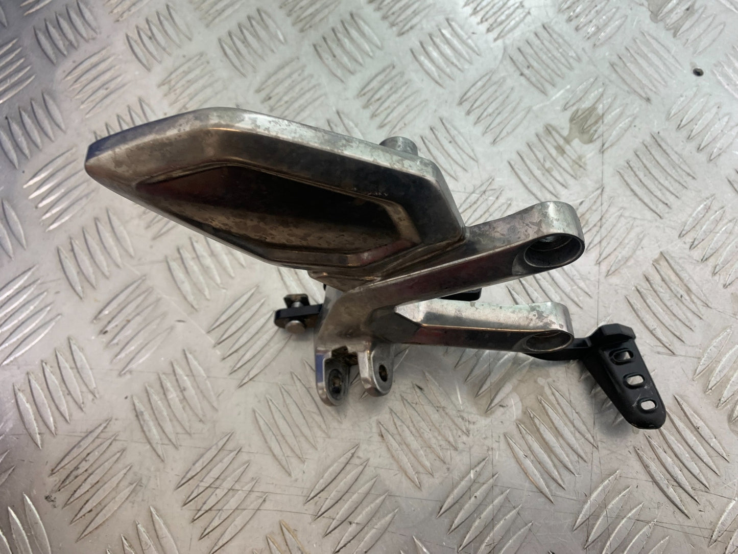 TRIUMPH TRIDENT 660 FRONT RIGHT HANGER  YEAR 2021-2024 (CMB1148)