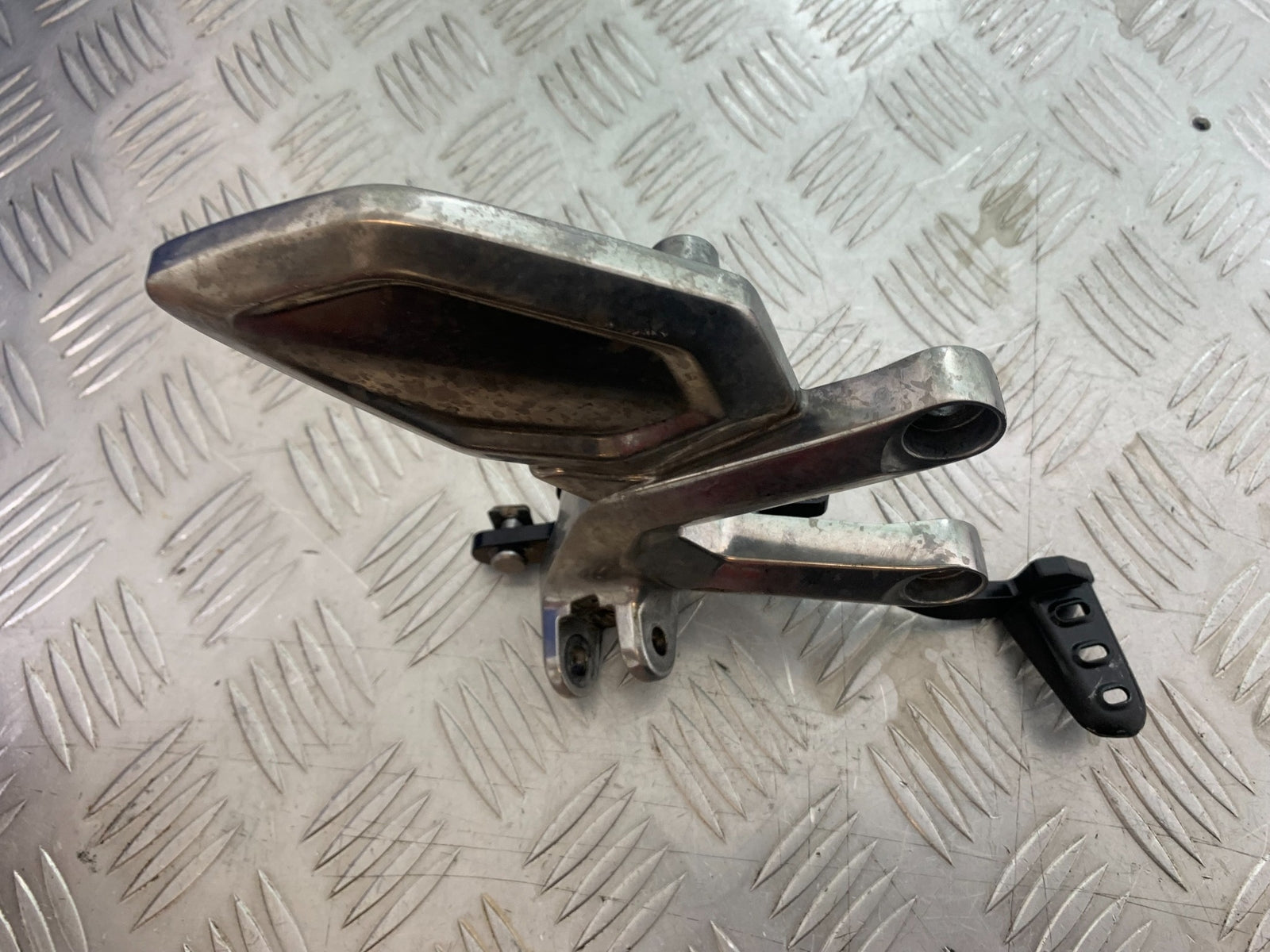 TRIUMPH TRIDENT 660 FRONT RIGHT HANGER  YEAR 2021-2024 (CMB1148)