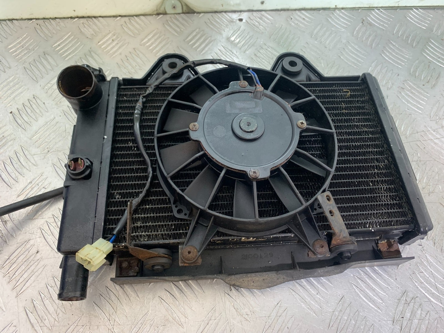 TRIUMPH TROPHY 900 RADIATOR AND FAN   YEAR 1991-95 (CMB1251)