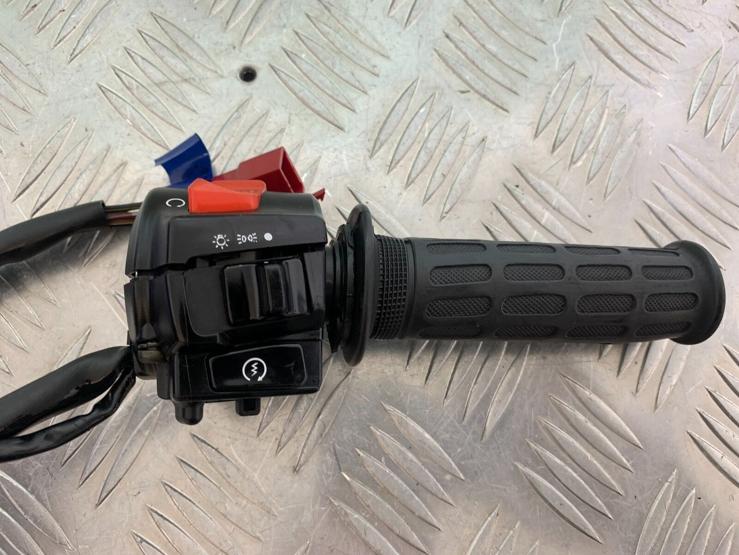 HONDA CBR1100 BLACKBIRD RIGHT SWITCH GEAR  YEAR 1996-1998 (CMB1017)
