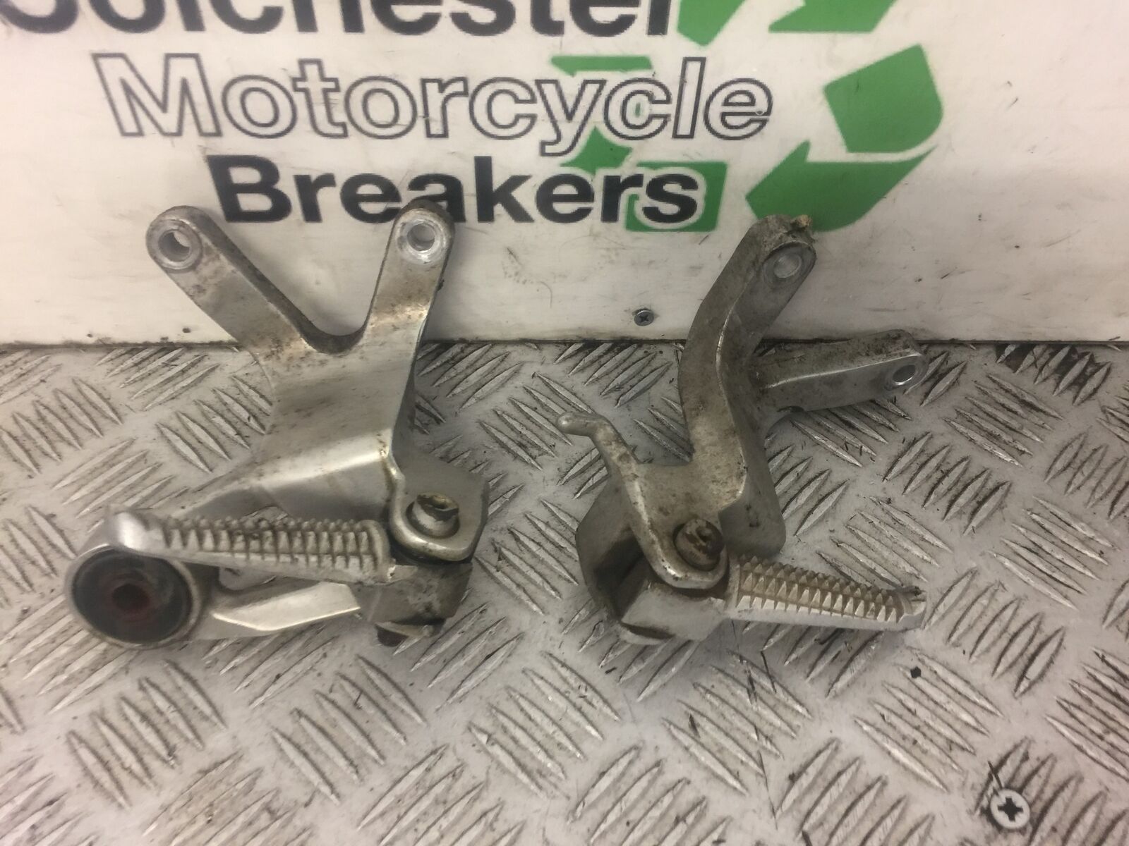 YAMAHA YZF1000 YZF 1000 THUNDERACE REAR HANGERS & PEGS   YEAR 1996 STOCK 397