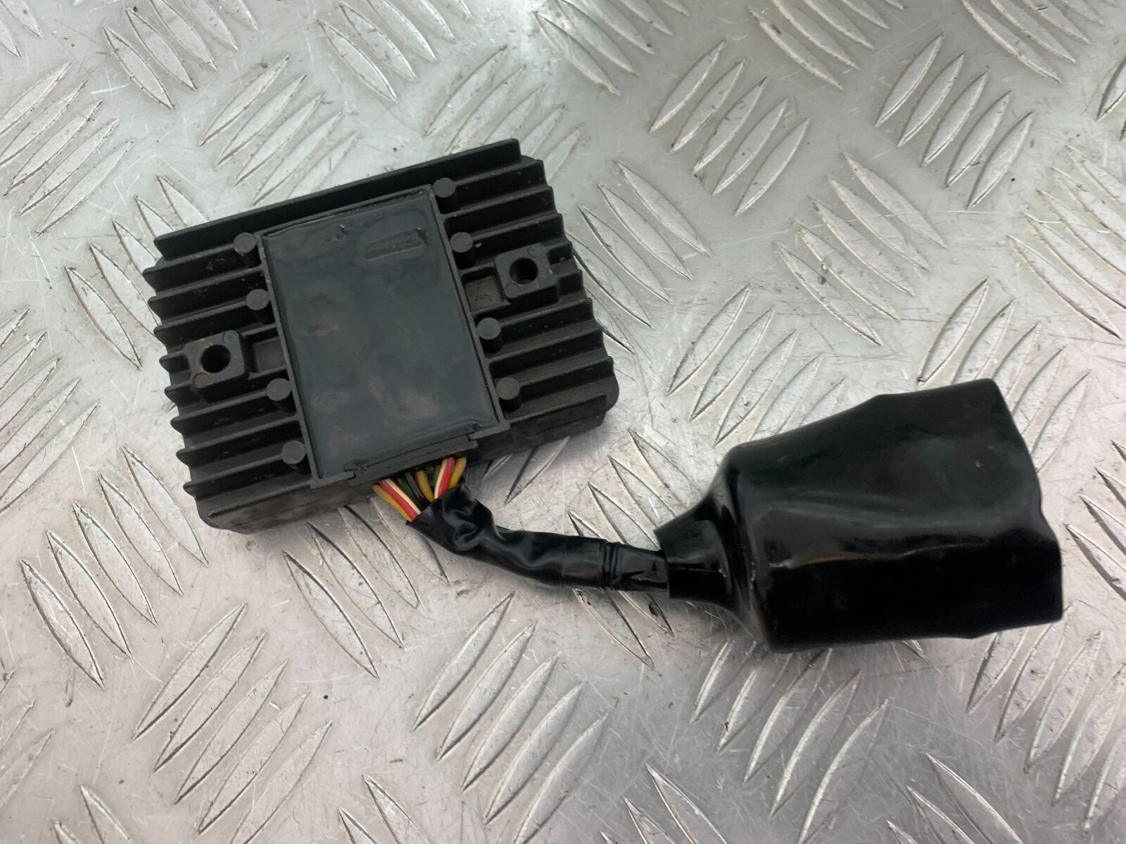 HONDA CBR1100 BLACKBIRD REGULATOR YEAR 1999-2005  (CMB1103)