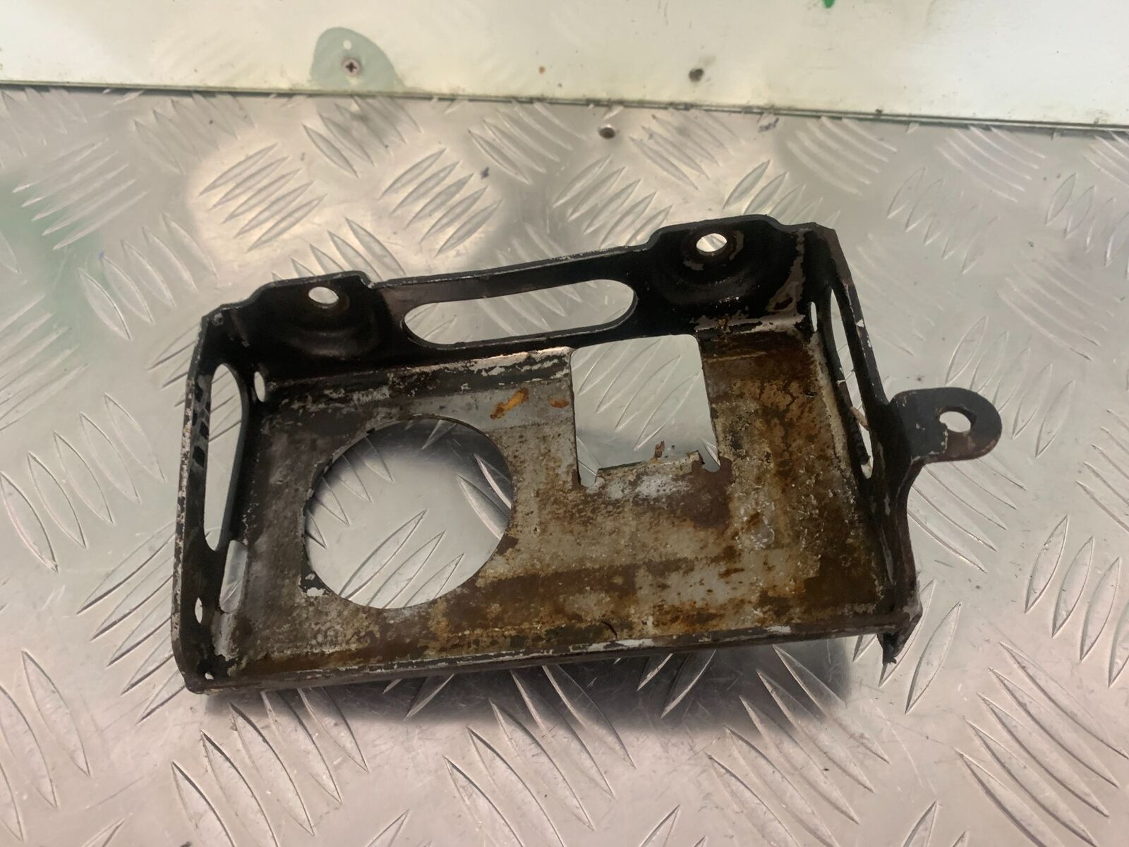 HARLEY DAVIDSON XL53C XL883 BATTERY BOX  YEAR 2001  (STOCK 960)