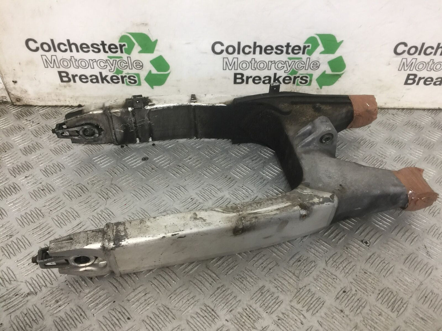 HONDA CBR600 CBR 600 F4I SWINGARM   YEAR 2002  (STOCK 867)
