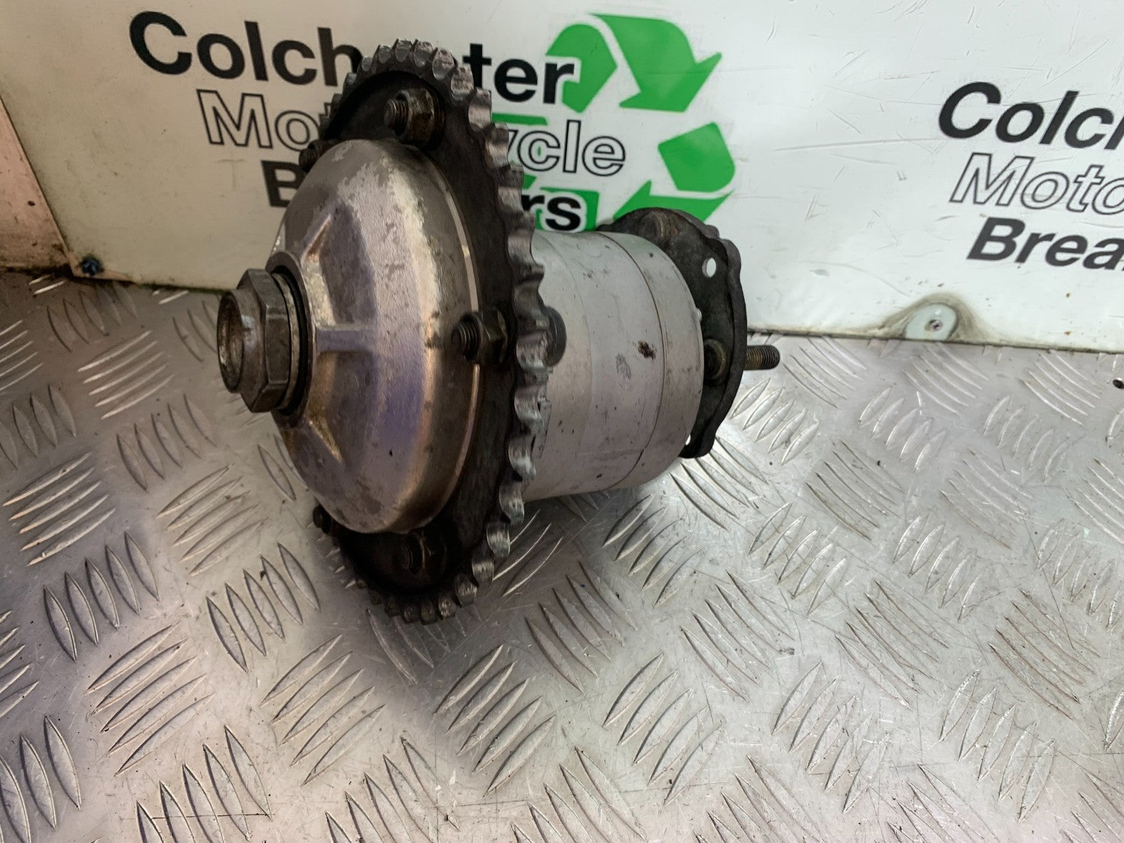HONDA VFR800 VFR 800 V-TEC REAR HUB CARRIER SHAFT   YEAR 2002 -09 (CMB1296)