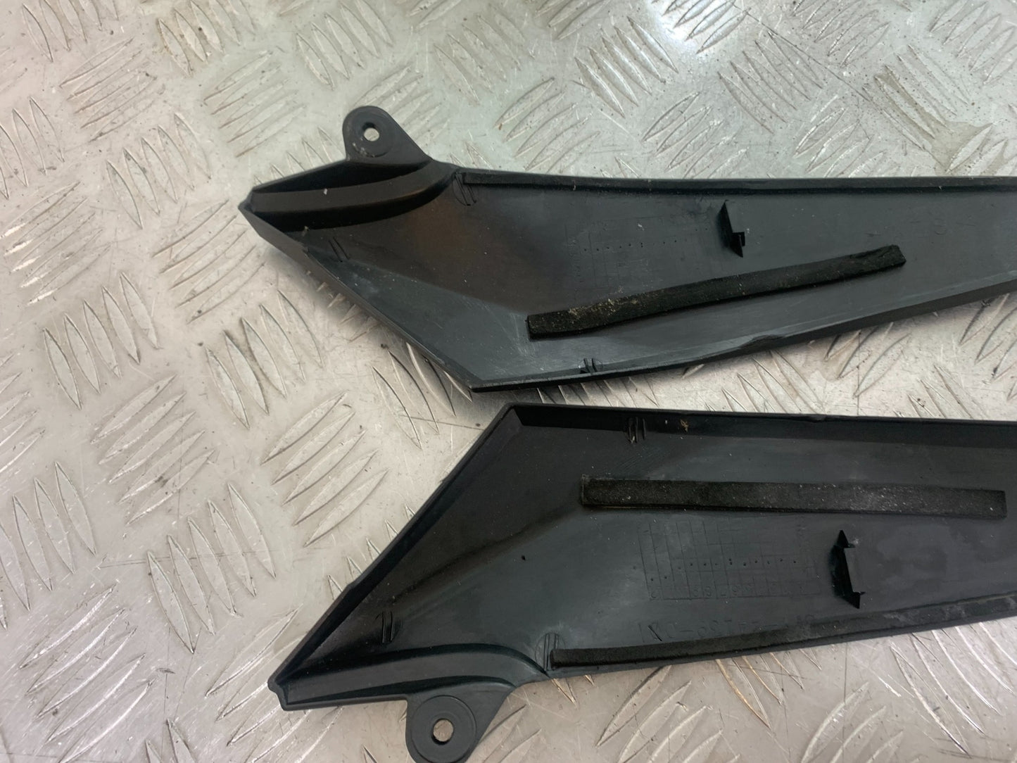 YAMAHA YZF R1 LEFT AND RIGHT LOWER TANK PANELS  YEAR 2004-2006 (CMB1155)