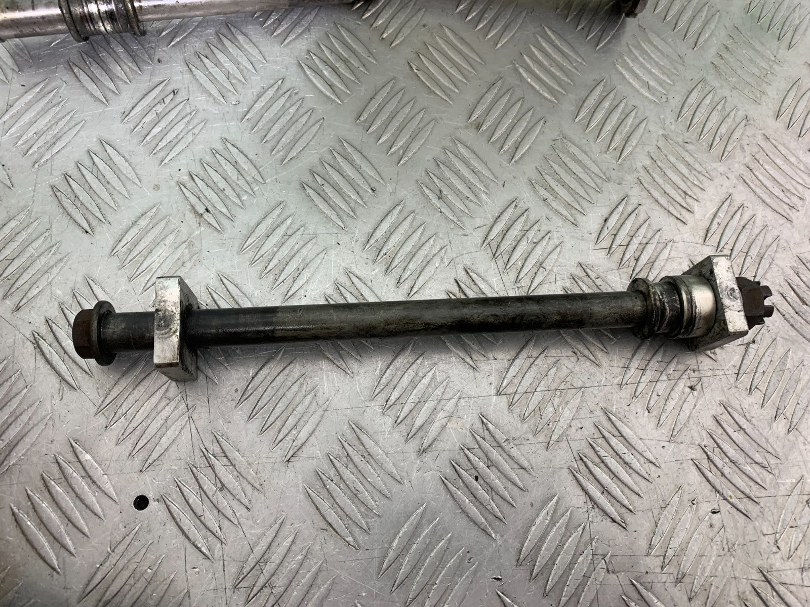 KAWASAKI ZX9R ZX9 R REAR WHEEL SPINDLE  YEAR 1998-1999 (CMB1329)