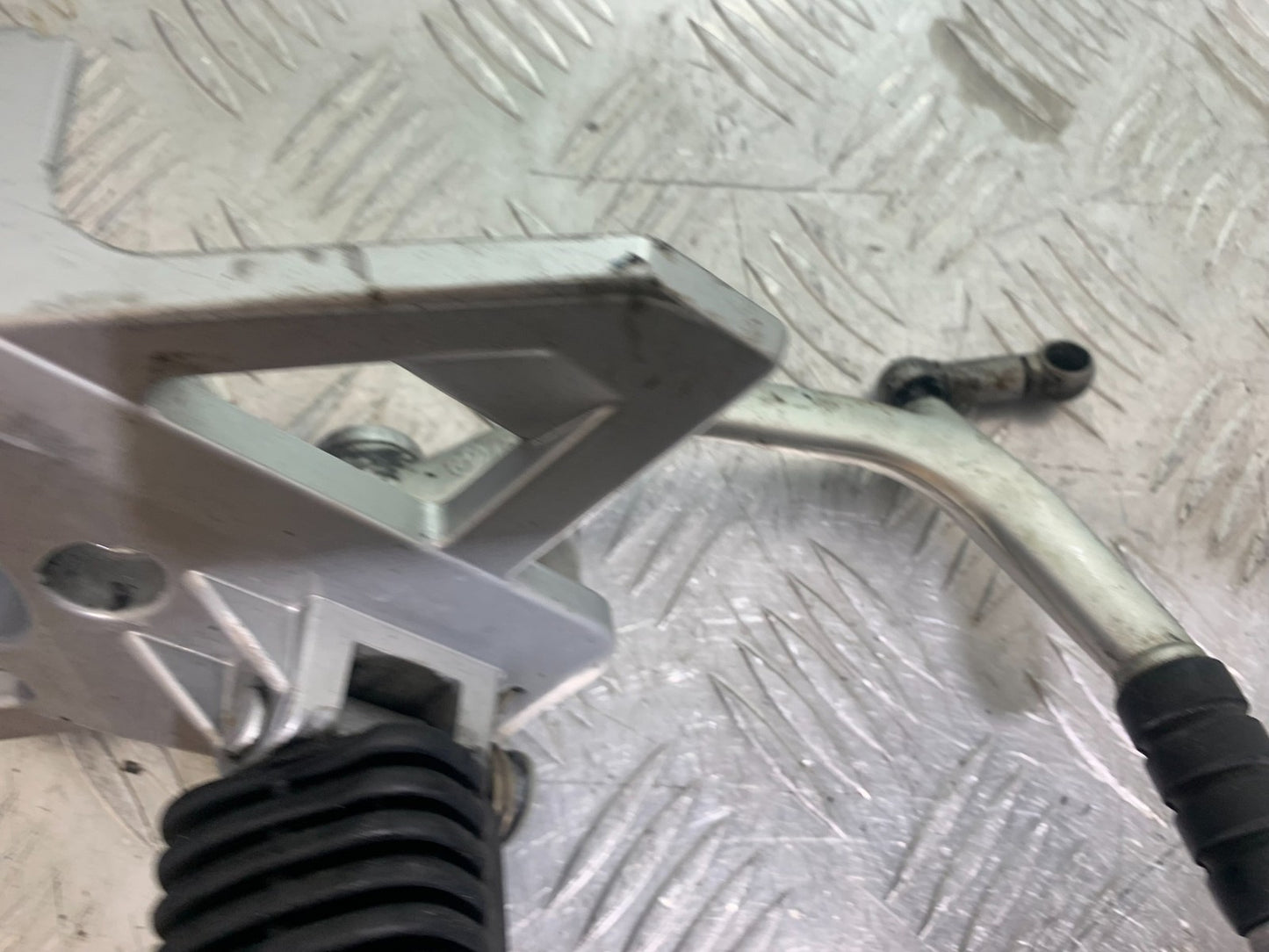 BMW R850 R R850R FRONT LEFT HANGER   YEAR 1994-2002 (CMB1170)