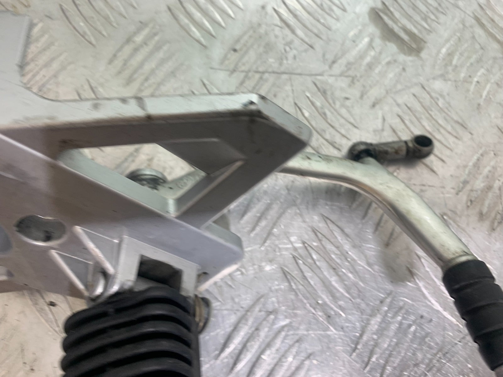 BMW R850 R R850R FRONT LEFT HANGER   YEAR 1994-2002 (CMB1170)