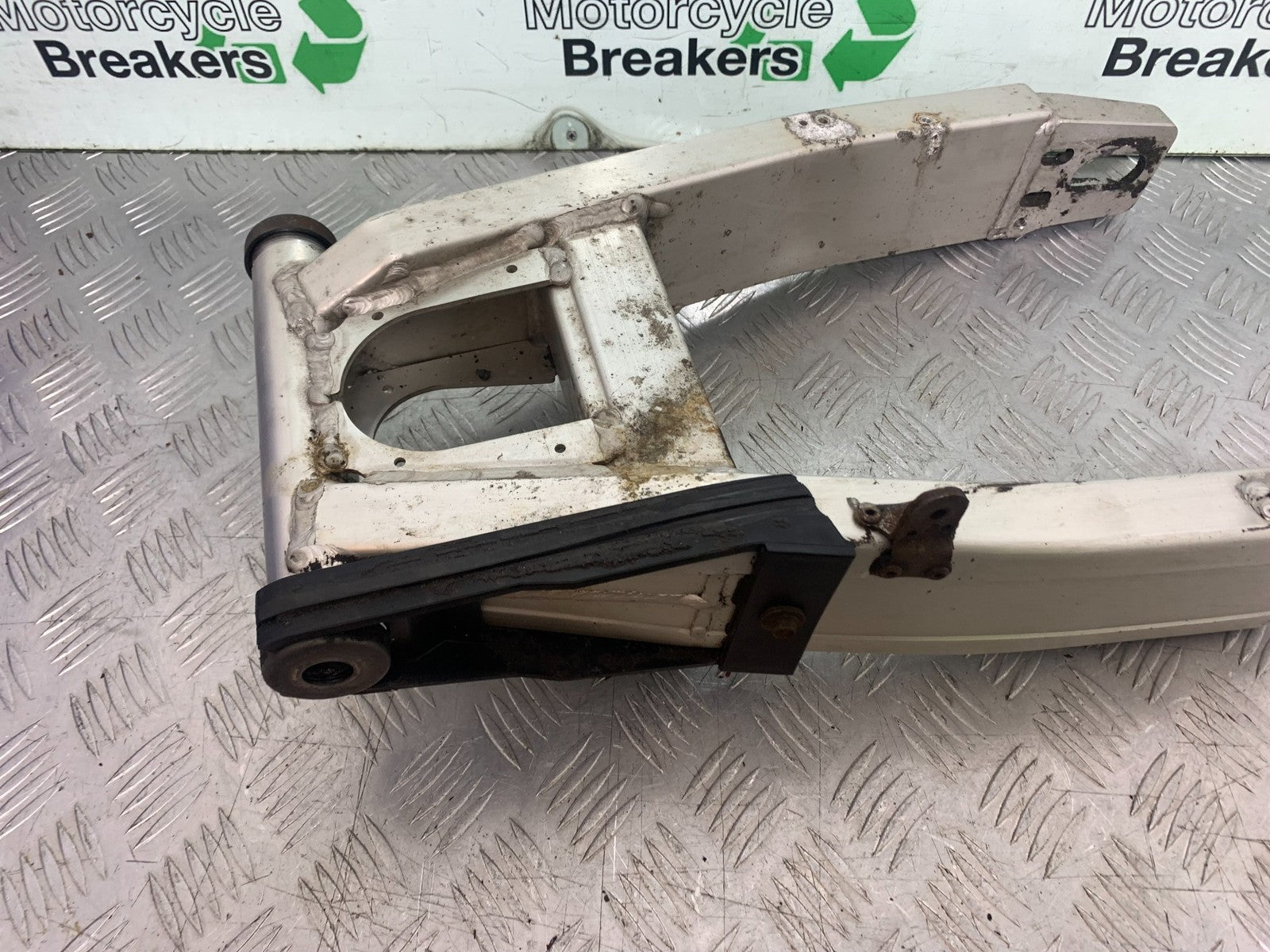 YAMAHA YZF1000 THUNDERACE SWINGARM  YEAR 1997-2000 (CMB1204)