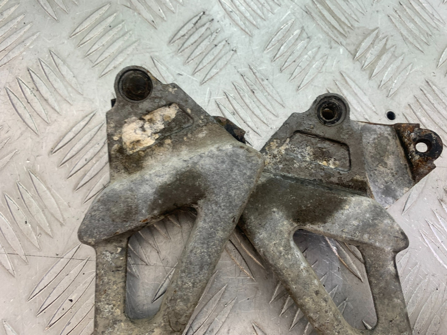 KAWASAKI ZZR1100 D REAR HANGERS AND PEGS   YEAR 1993-2001 (CMB1164)