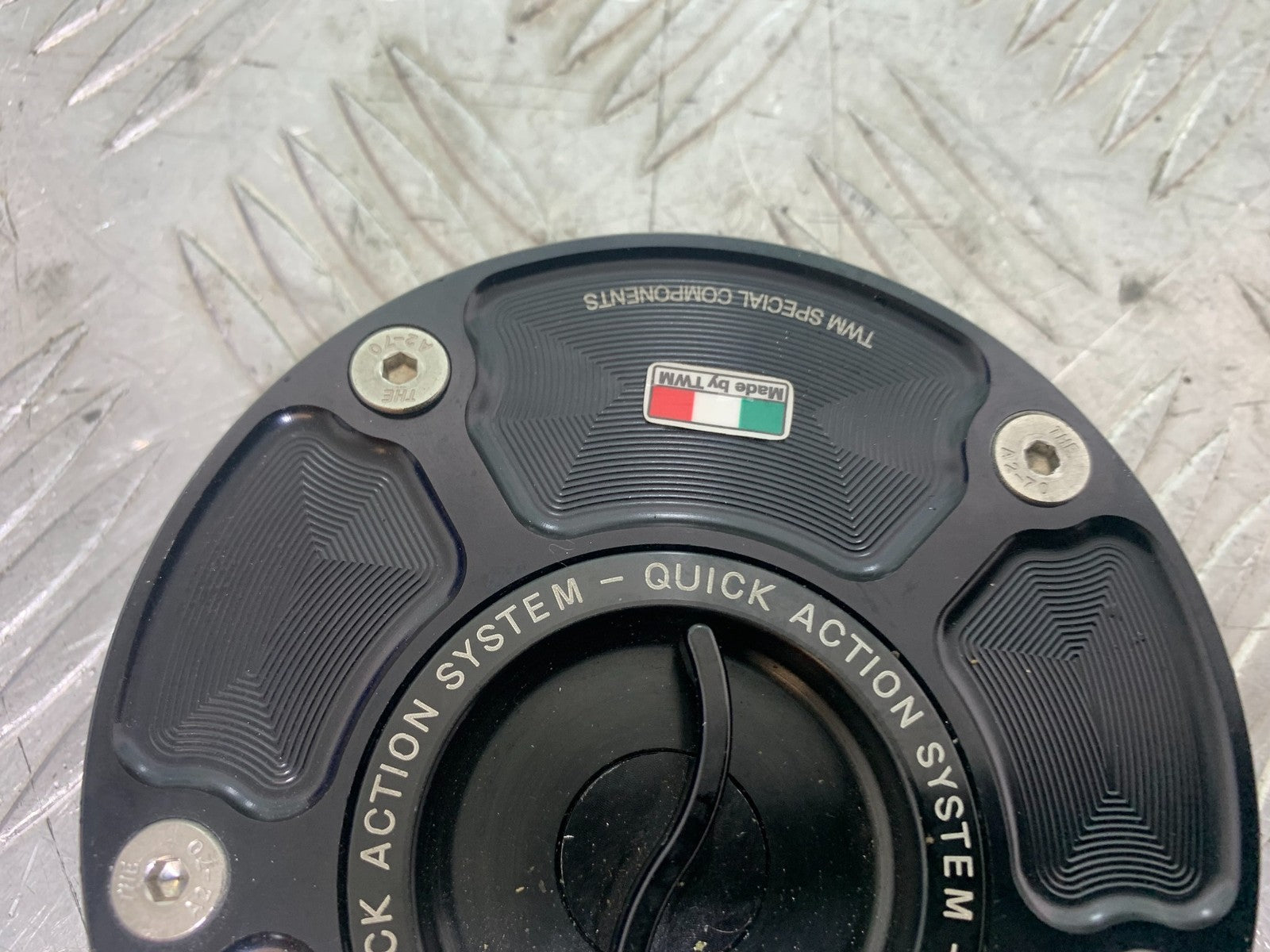 YAMAHA YZF R1 14 B BIG BANG PETROL CAP 2009-14 (CMB1175)