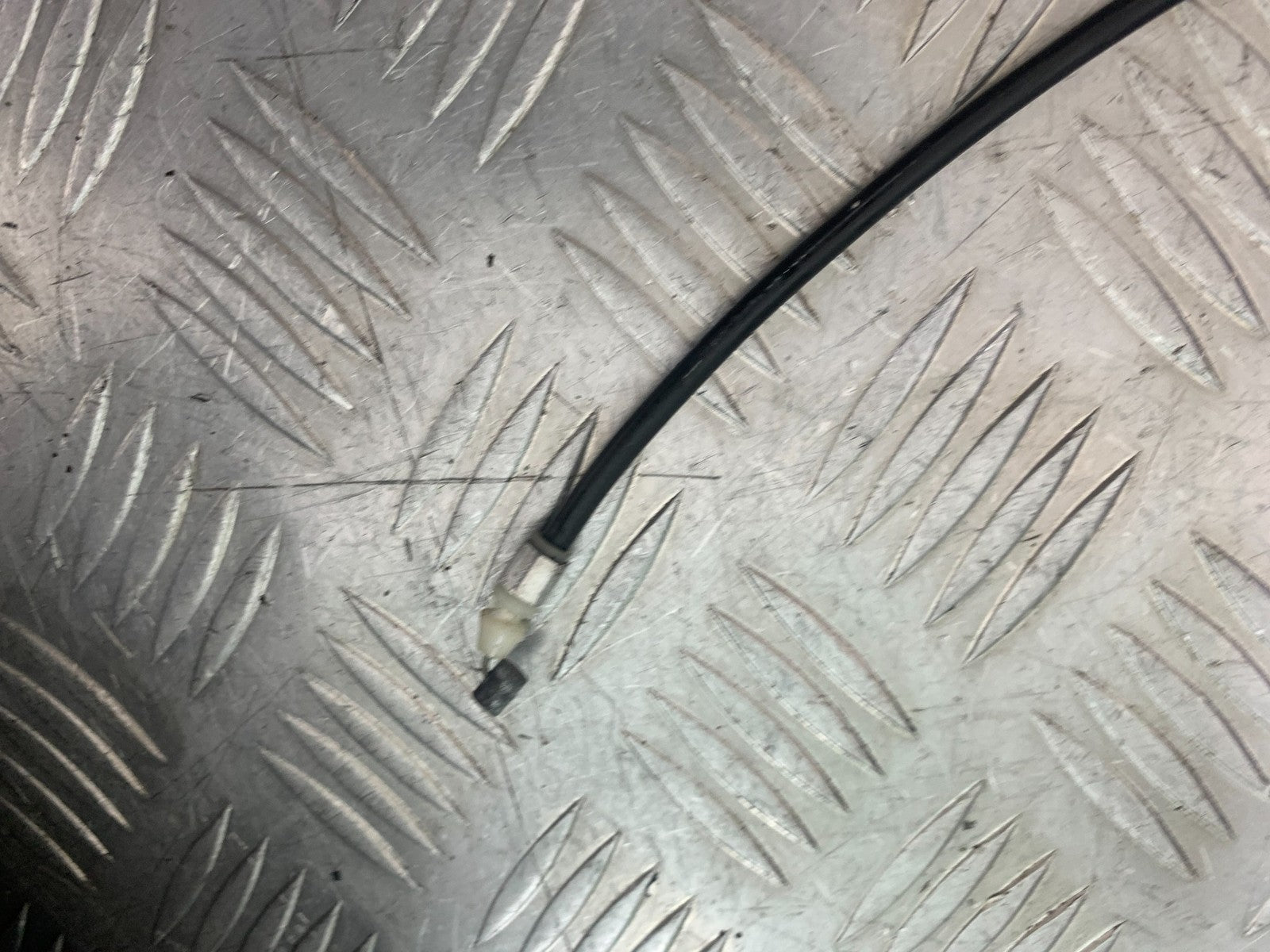 KAWASAKI ZX9R ZX9 E1 SEAT CATCH AND CABLE  YEAR 2000-01 (CMB1171)