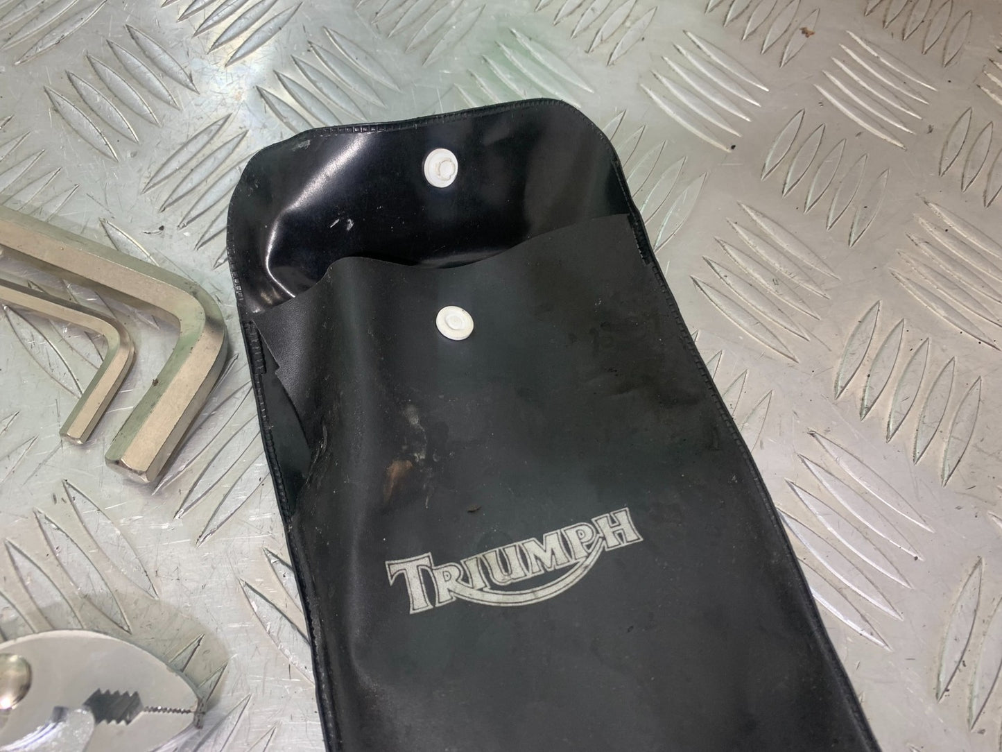 TRIUMPH 1050 SPRINT ST TOOL KIT  2004-2007 (CMB1197)