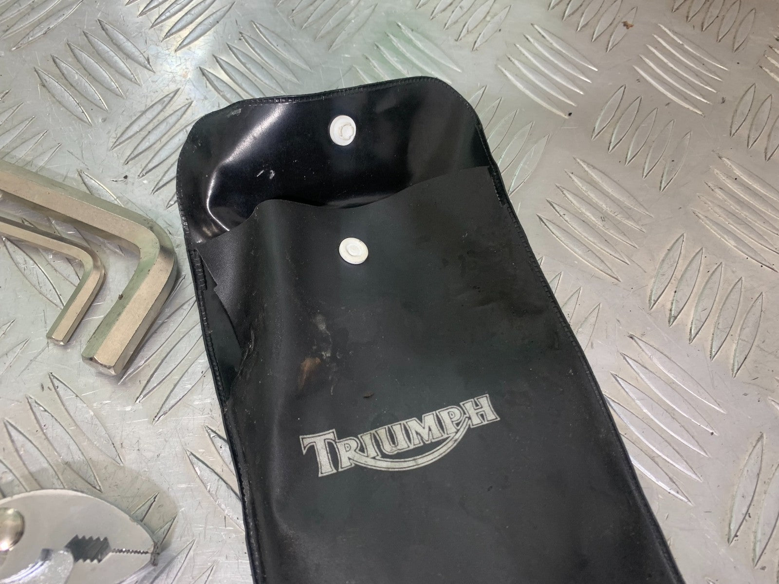 TRIUMPH 1050 SPRINT ST TOOL KIT  2004-2007 (CMB1197)