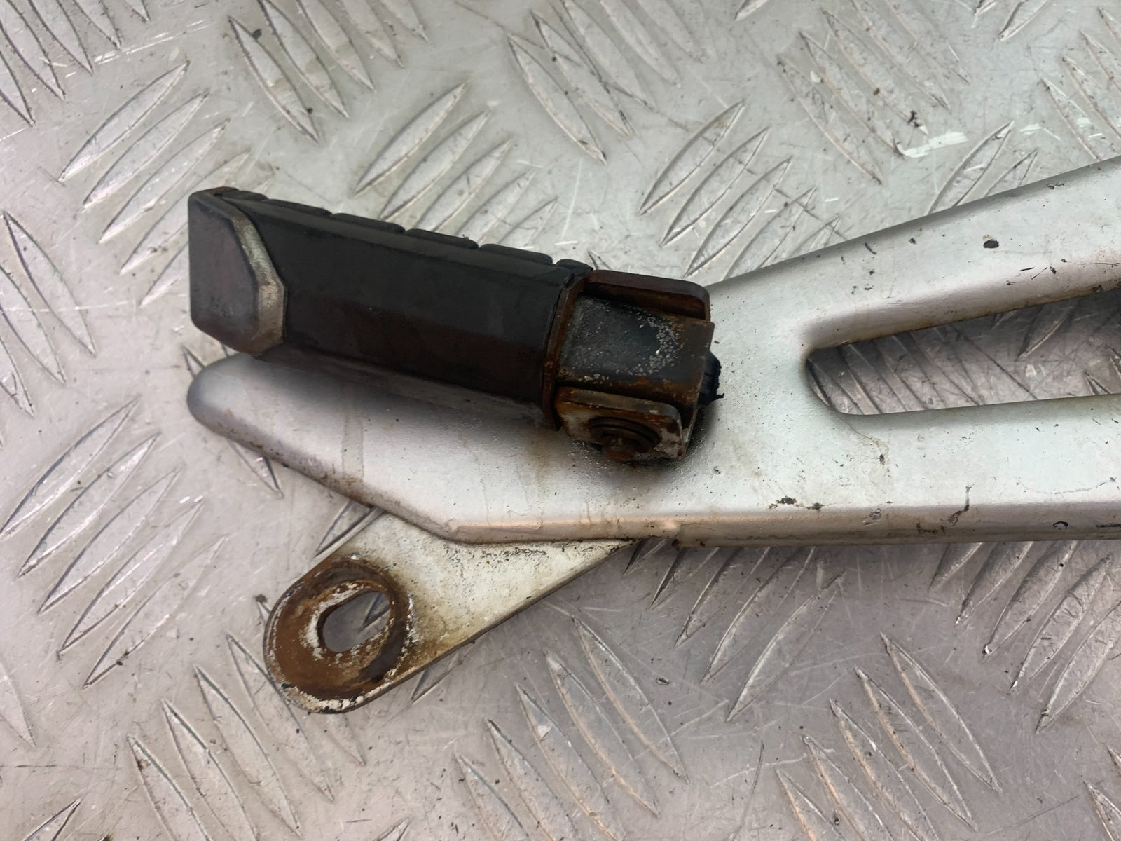 YAMAHA YBR125 YBR 125 RIGHT HANGER YEAR 2010-2017 (CMB1163)
