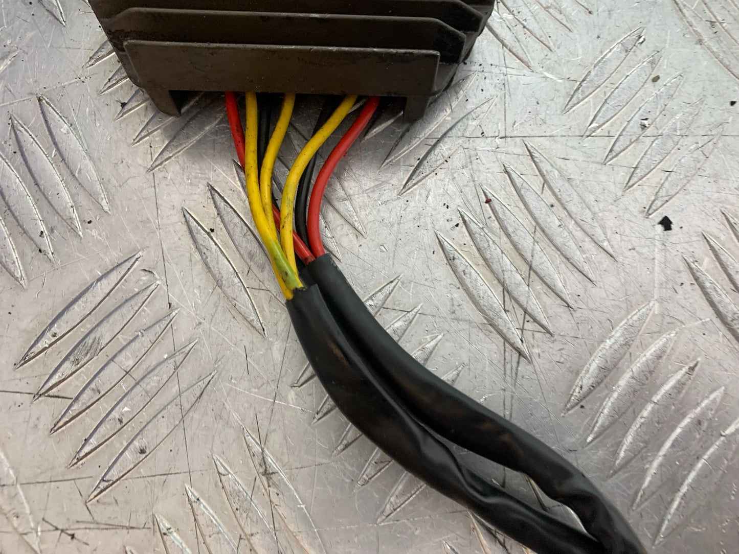 TRIUMPH 955i SPRINT ST REGULATOR  YEAR 1999-04 (CMB1230)