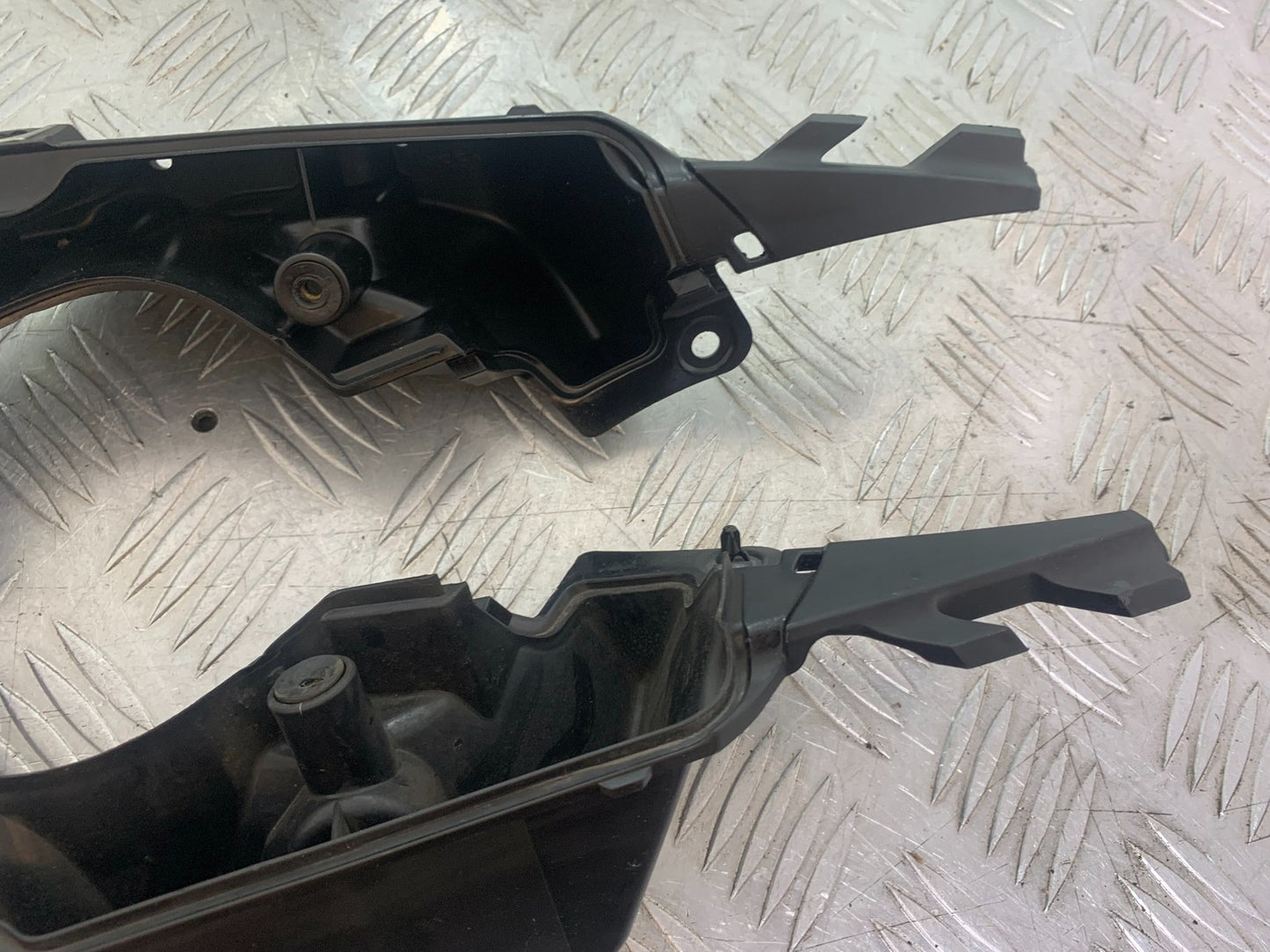 YAMAHA YZF R1 14 B BIG BANG LEFT & RIGHT INFILL PANELS   2009-14 (CMB1175)