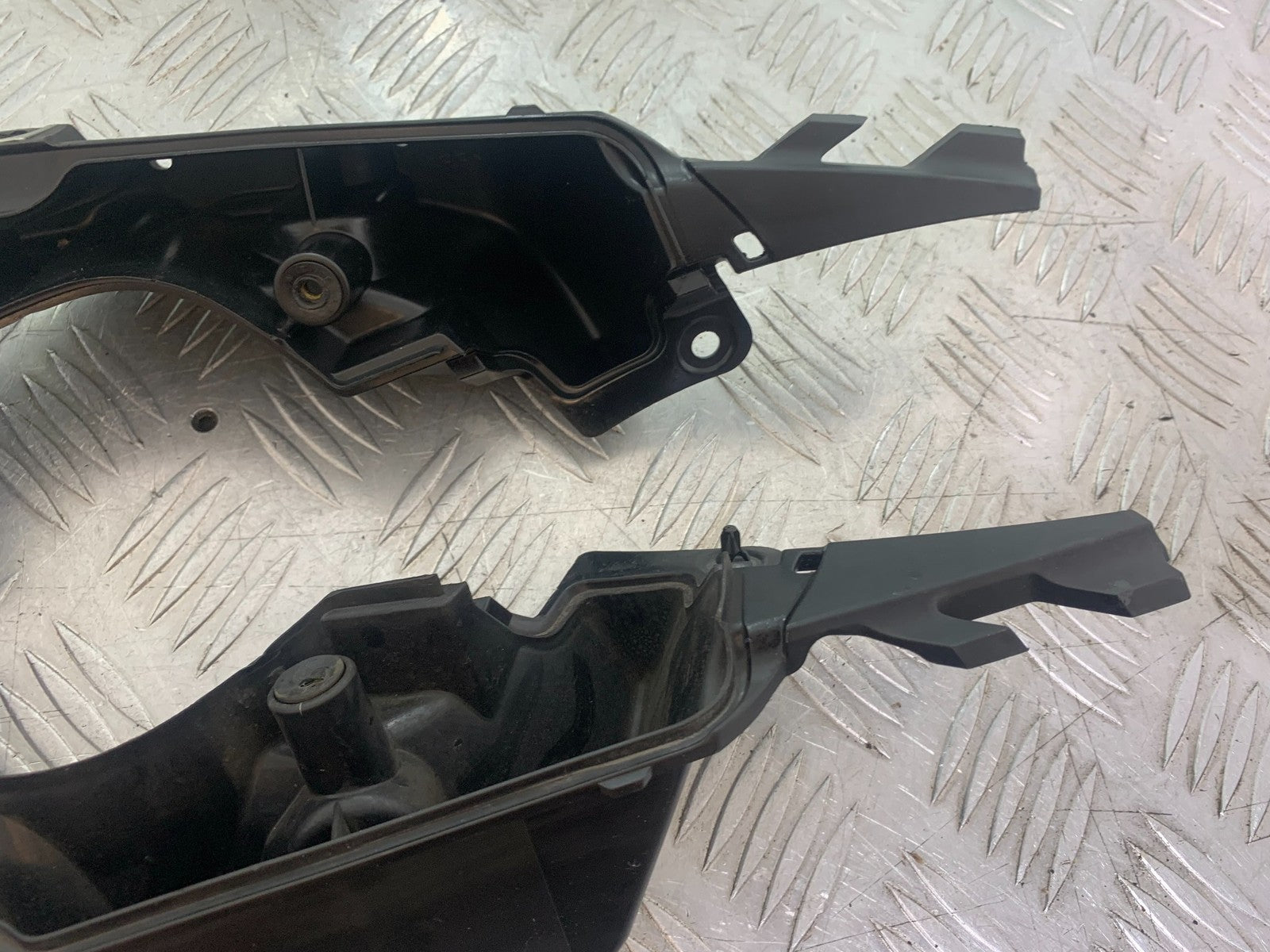 YAMAHA YZF R1 14 B BIG BANG LEFT & RIGHT INFILL PANELS   2009-14 (CMB1175)