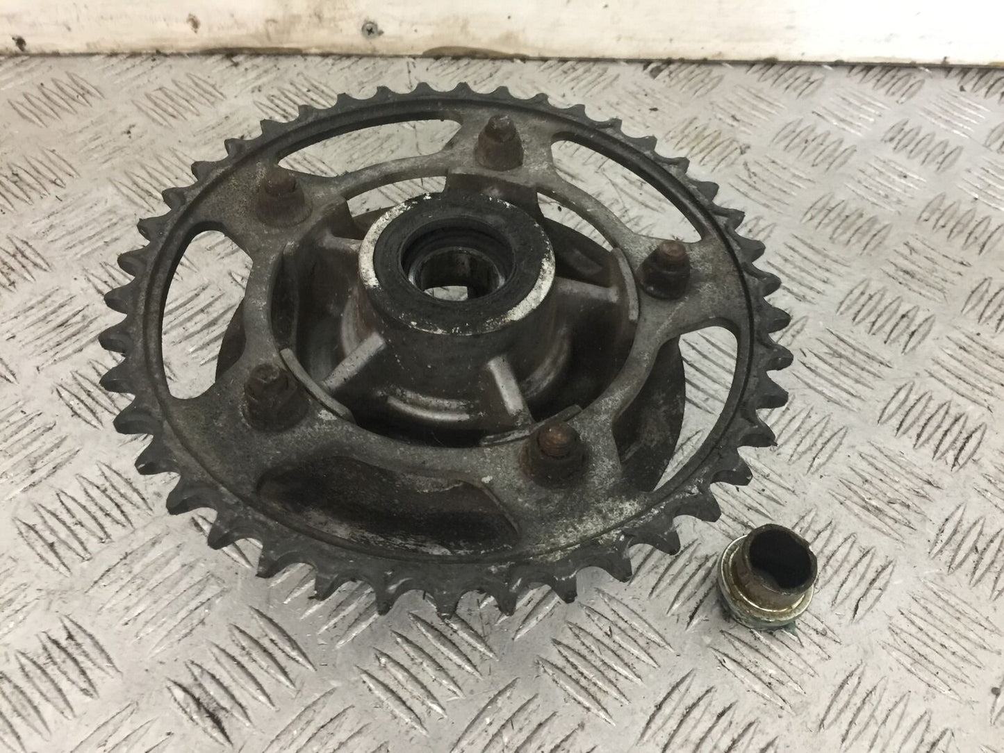 TRIUMPH 600 SPEED FOUR REAR SPROCKET CARRIER YEAR 2002  (STOCK 756)