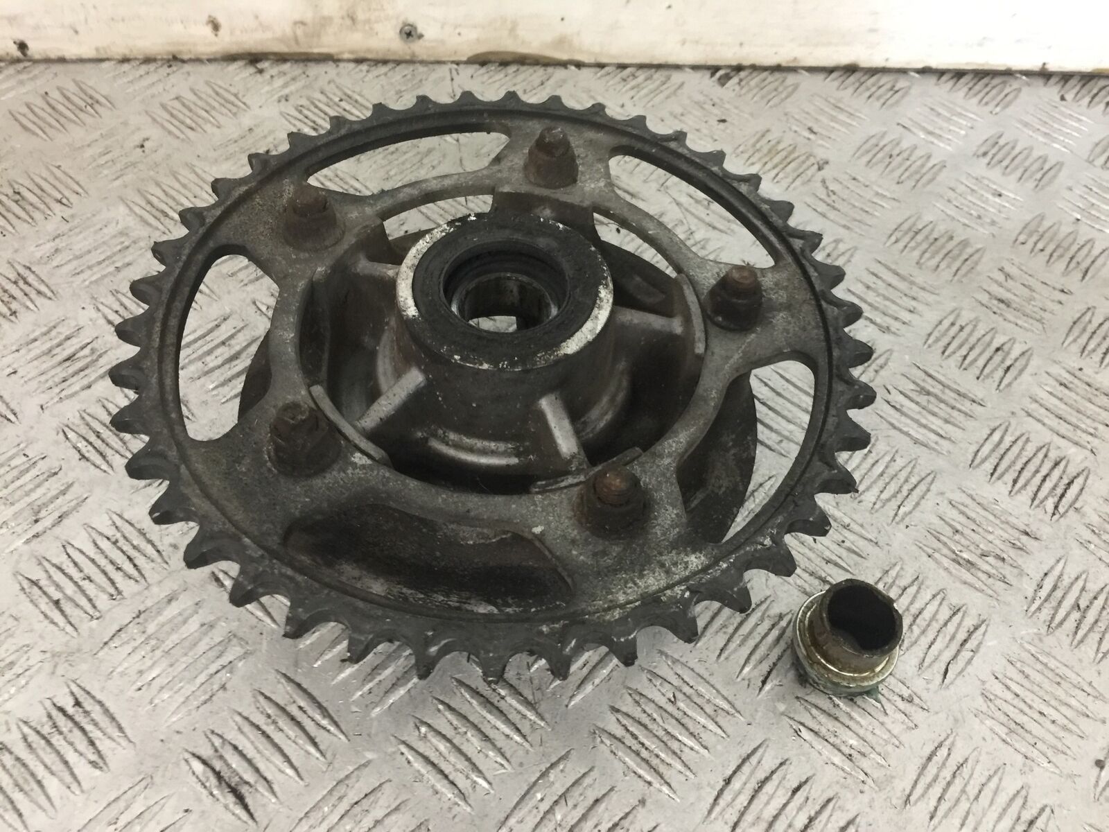 TRIUMPH 600 SPEED FOUR REAR SPROCKET CARRIER YEAR 2002  (STOCK 756)