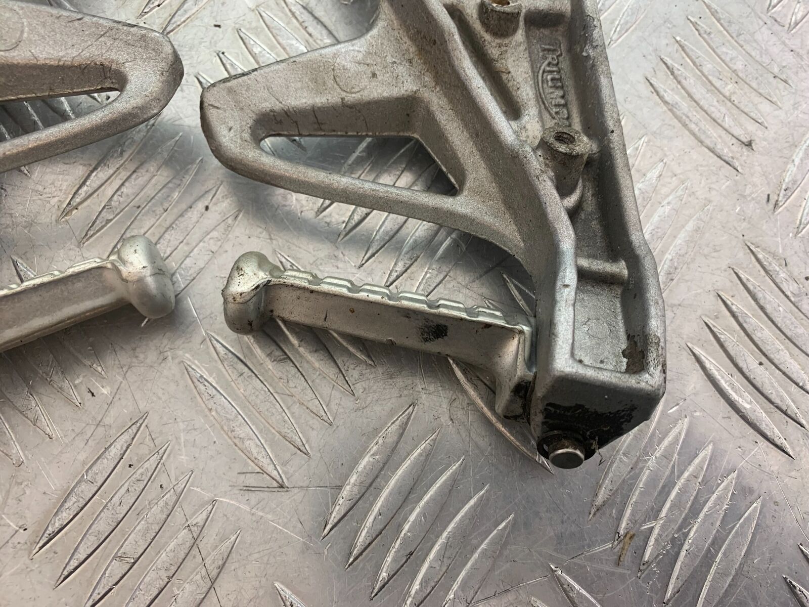 TRIUMPH 955i SPRINT ST REAR HANGERS AND PEGS   YEAR 1999-2004 (CMB1124)
