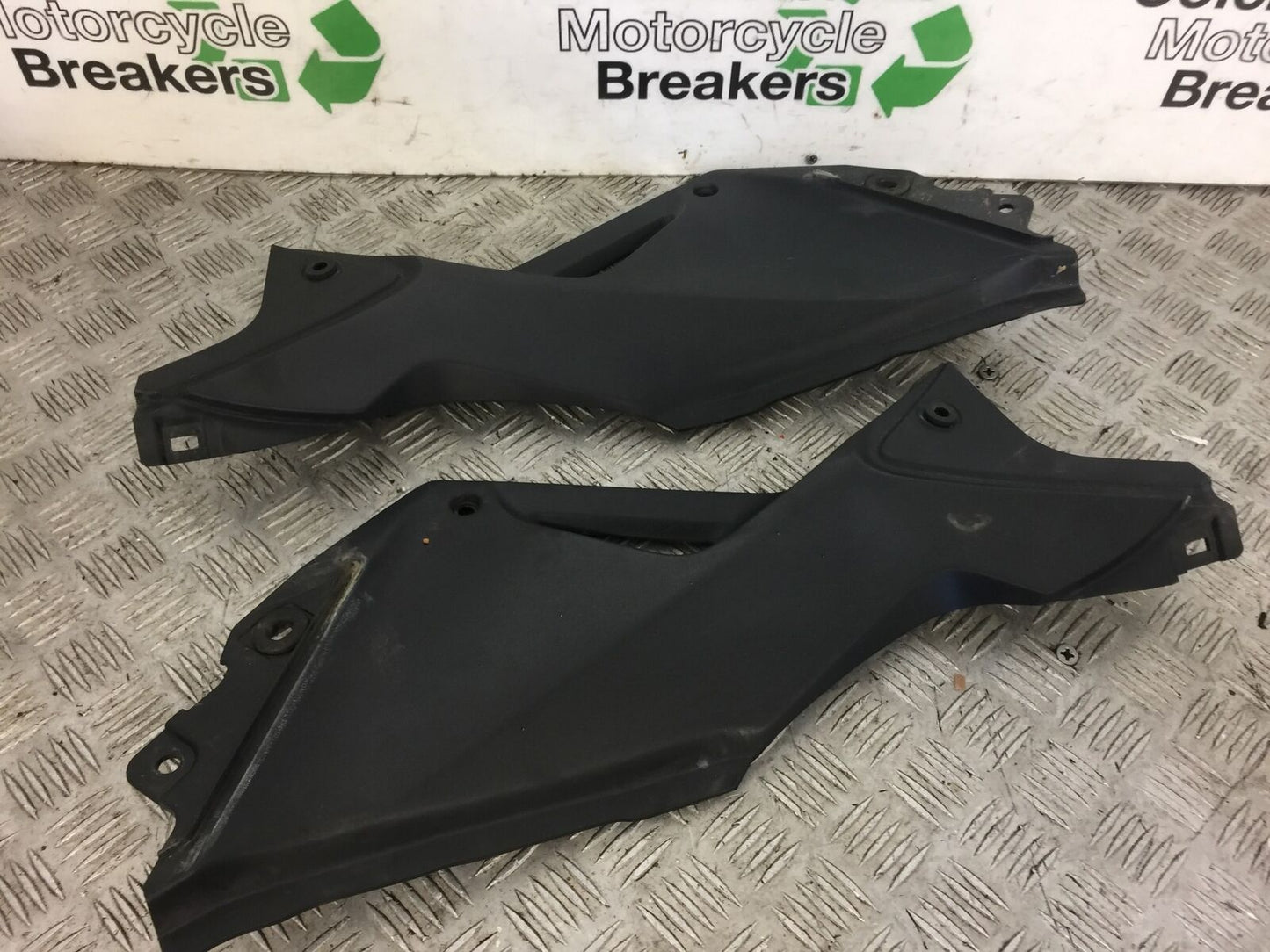 HONDA CBR125 CBR 125 SIDE INFILL PANELS   YEAR 2011-2017 (STOCK 334)
