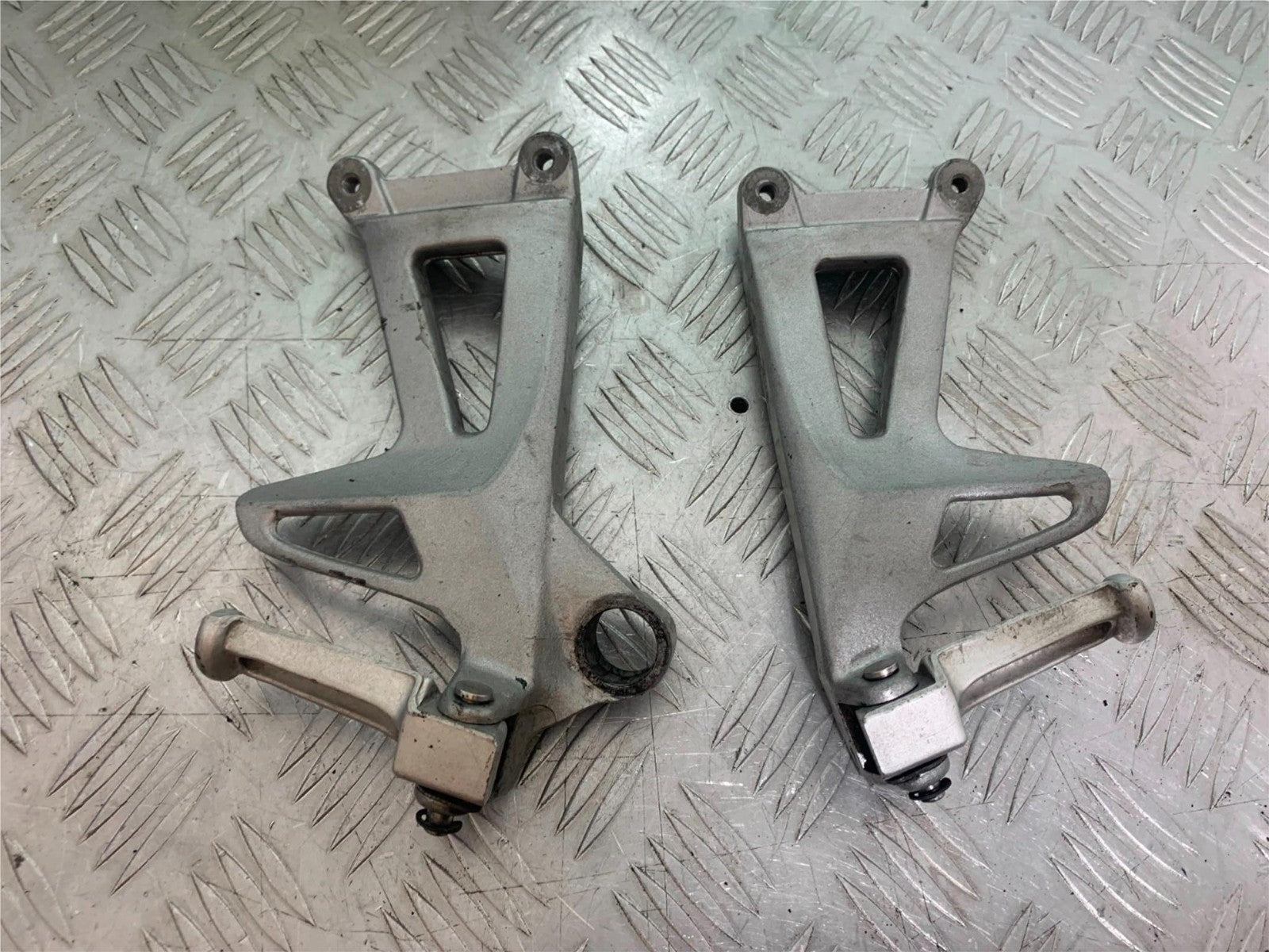 TRIUMPH 955i SPRINT ST REAR HANGERS AND PEGS 1999-2004 (CMB1176)