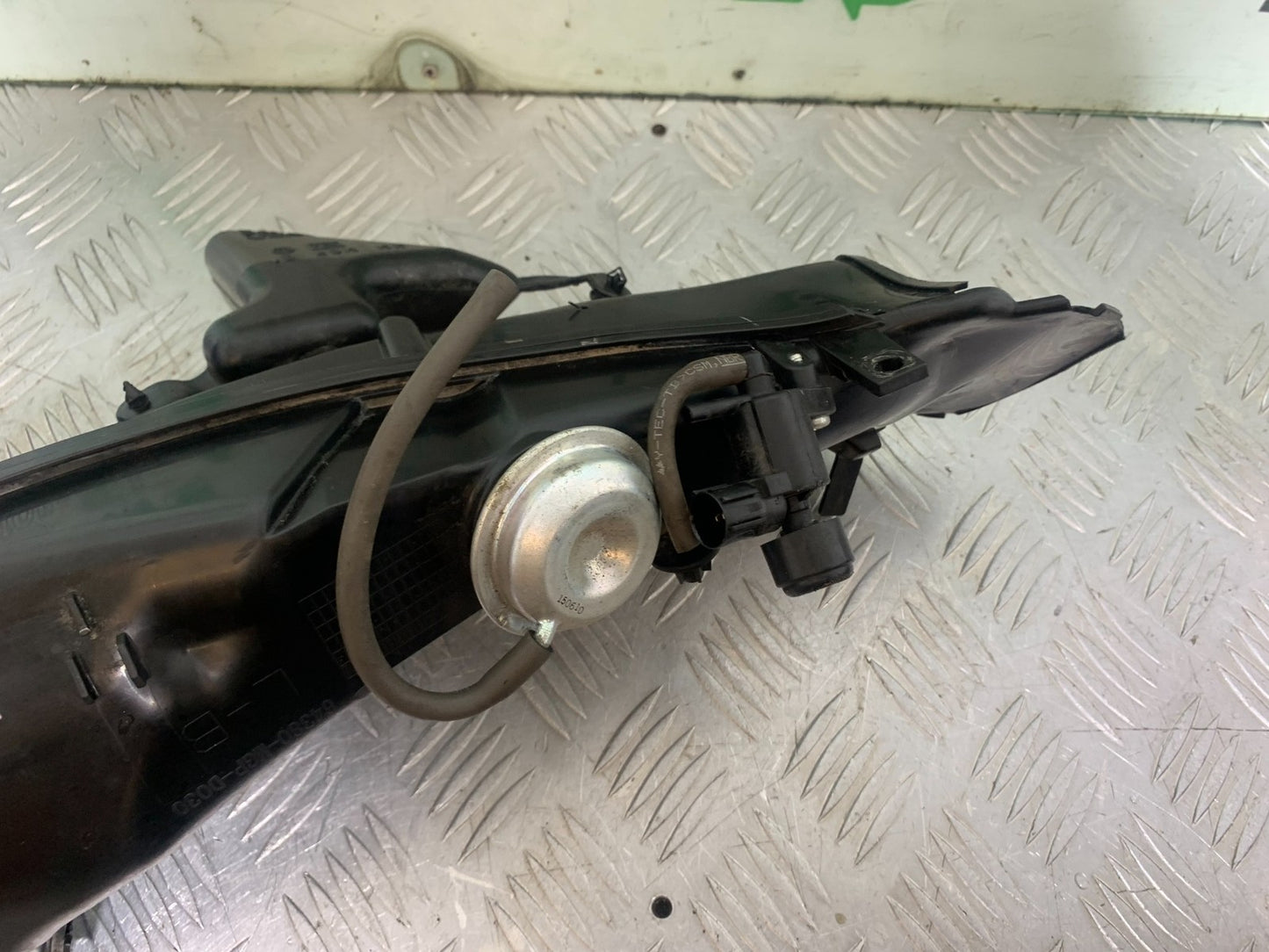 HONDA CBR1000 rr FIREBLADE LEFT AIR TUBE  YEAR 2012-2016 (CMB1198)