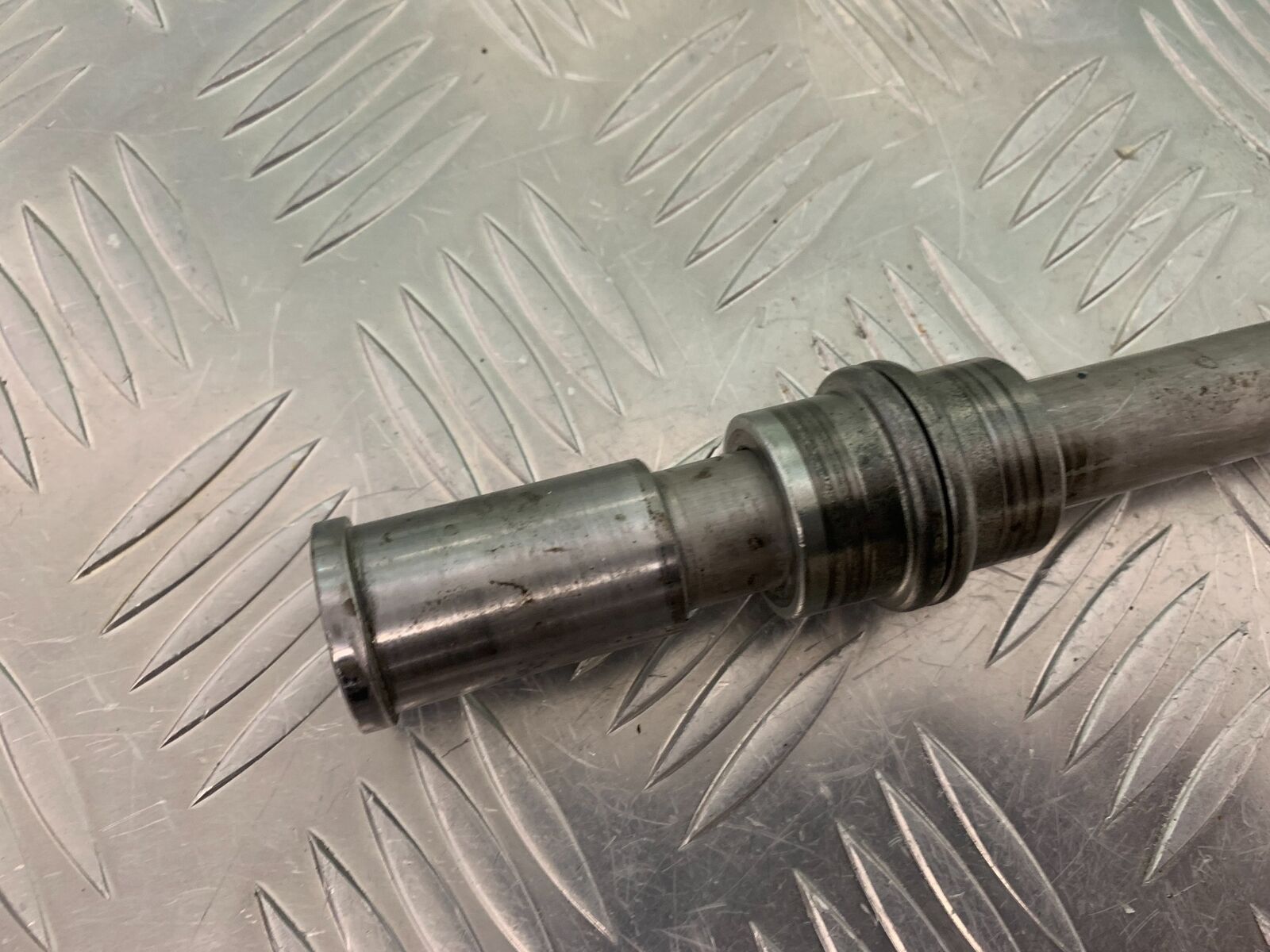 KAWASAKI ZX9R ZX9 C FRONT WHEEL SPINDLE  YEAR 1998-99 (STOCK 957)