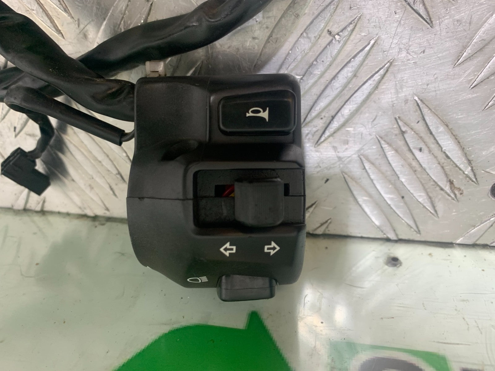 SUZUKI GSX750 INAZUMA LEFT SWITCH GEAR  YEAR 1998-2003 (CMB1308)