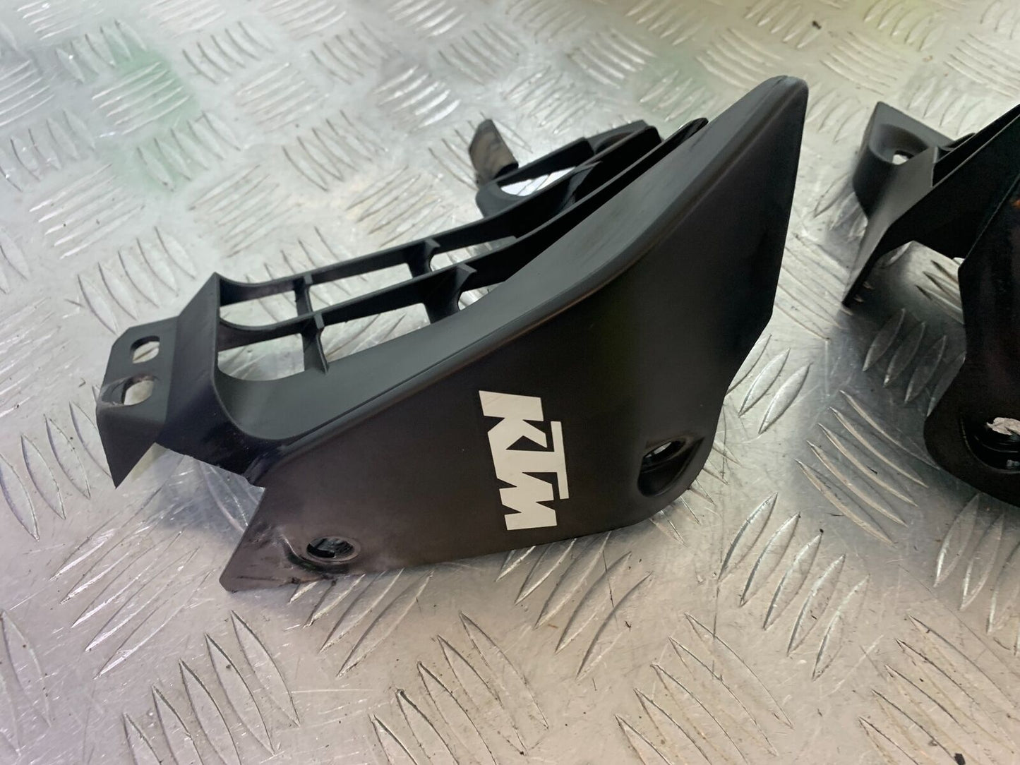 KTM 125 DUKE LEFT AND RIGHT RADIATOR COWLS   YEAR 2018-2023 (CMB1083)