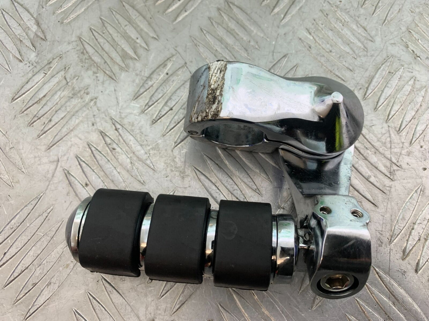 TRIUMPH THUNDERBIRD 1600 FOOTPEG AND BRACKET   YEAR 2011 (CMB1107)