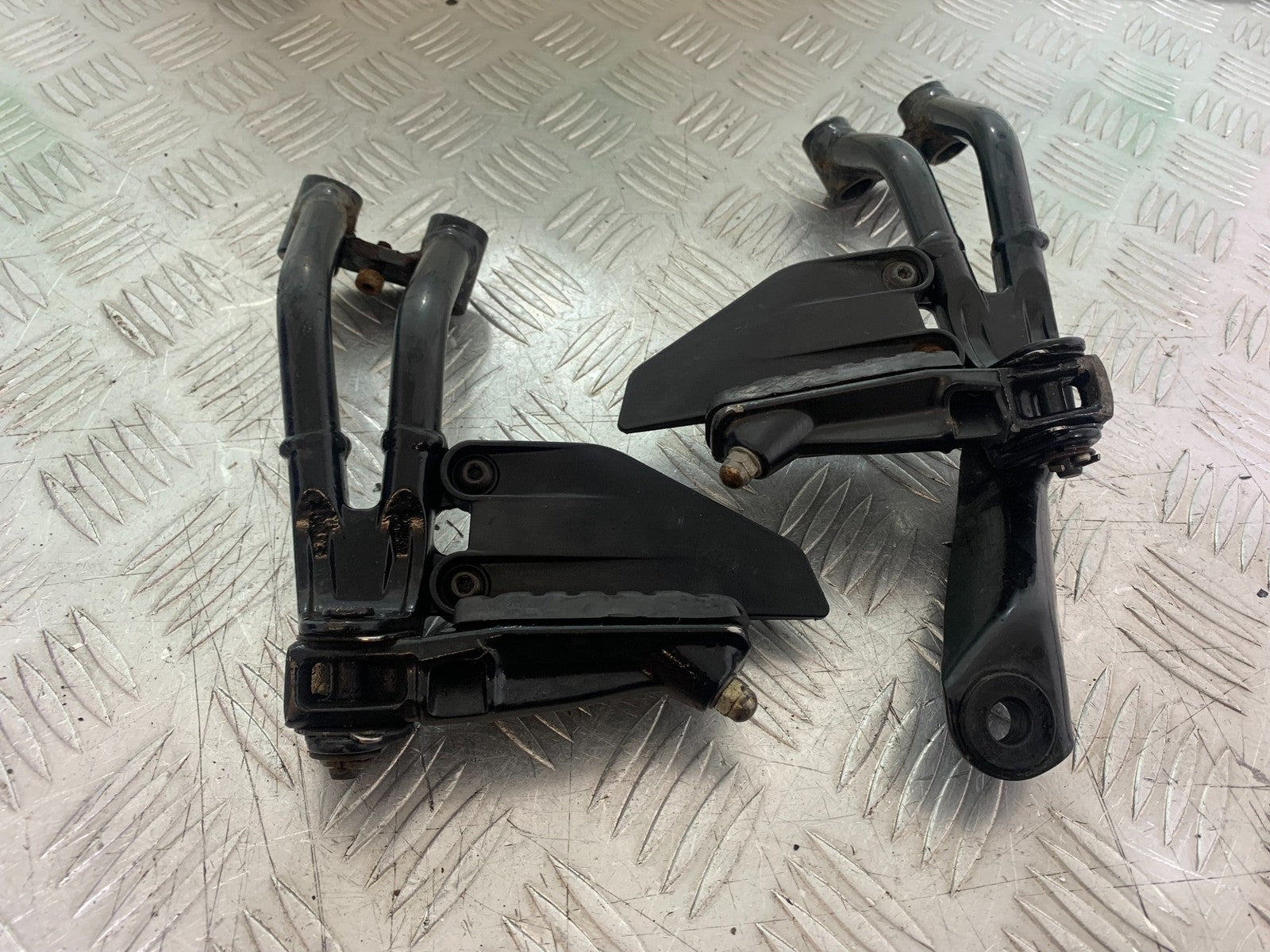 KTM DUKE 125 REAR HANGER AND PEGS   YEAR 2017-2022 (CMB1222)