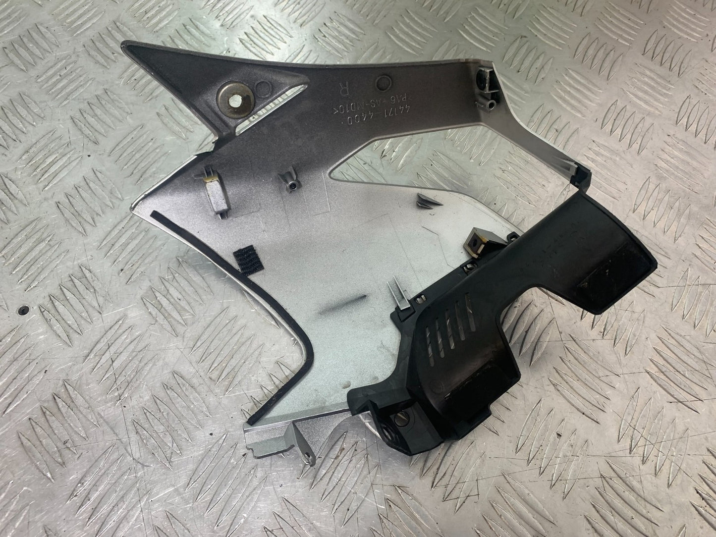 SUZUKI GSR600 GSR 600 RIGHT TANK PANEL  2006-2010 (CMB1177)
