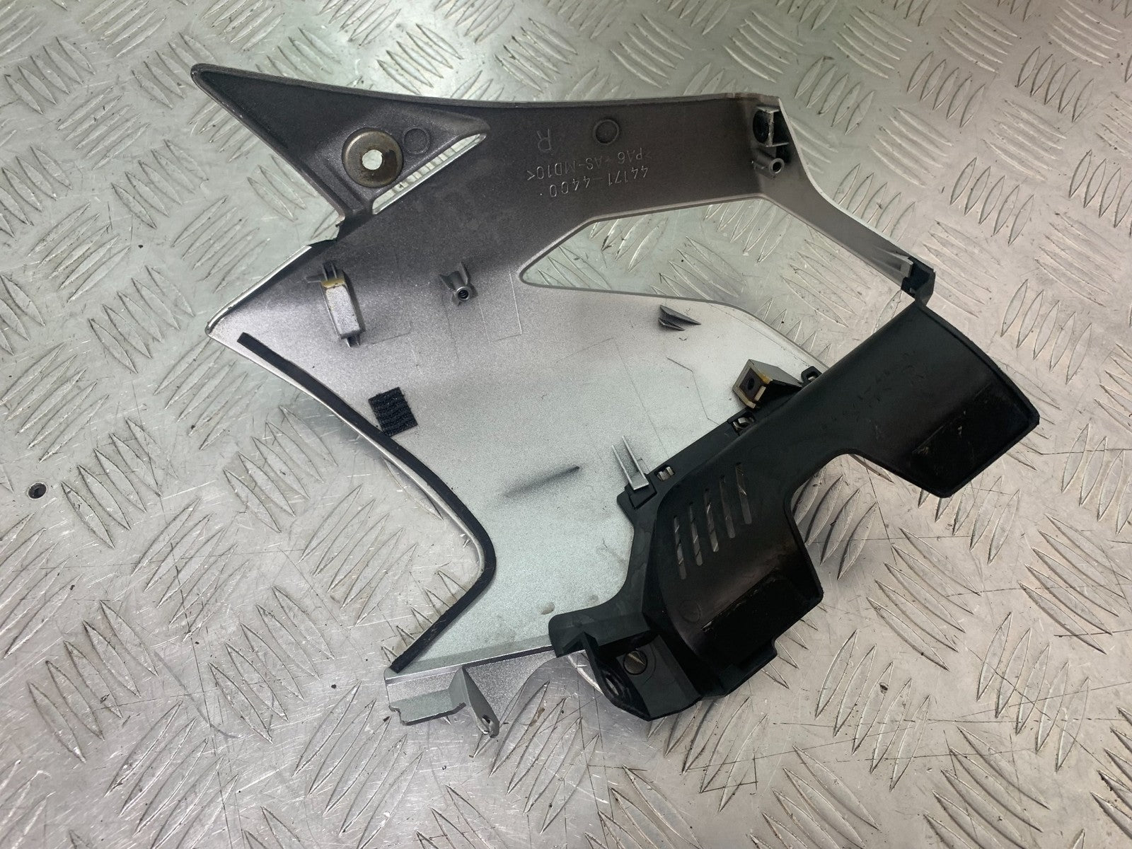 SUZUKI GSR600 GSR 600 RIGHT TANK PANEL  2006-2010 (CMB1177)