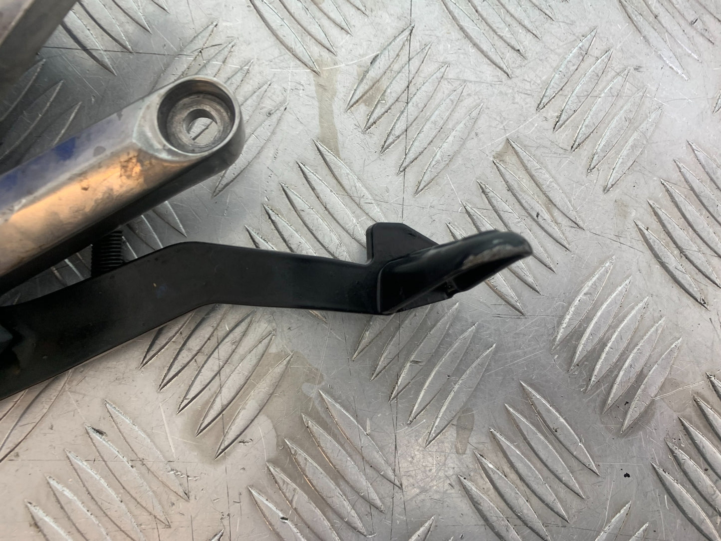 TRIUMPH TRIDENT 660 FRONT RIGHT HANGER  YEAR 2021-2024 (CMB1148)