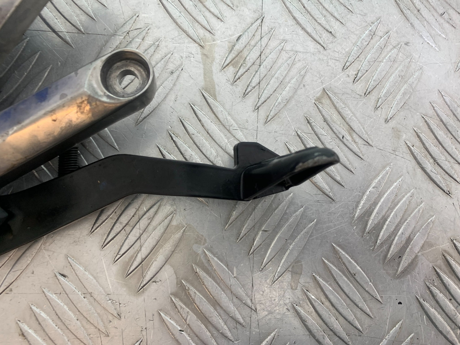 TRIUMPH TRIDENT 660 FRONT RIGHT HANGER  YEAR 2021-2024 (CMB1148)