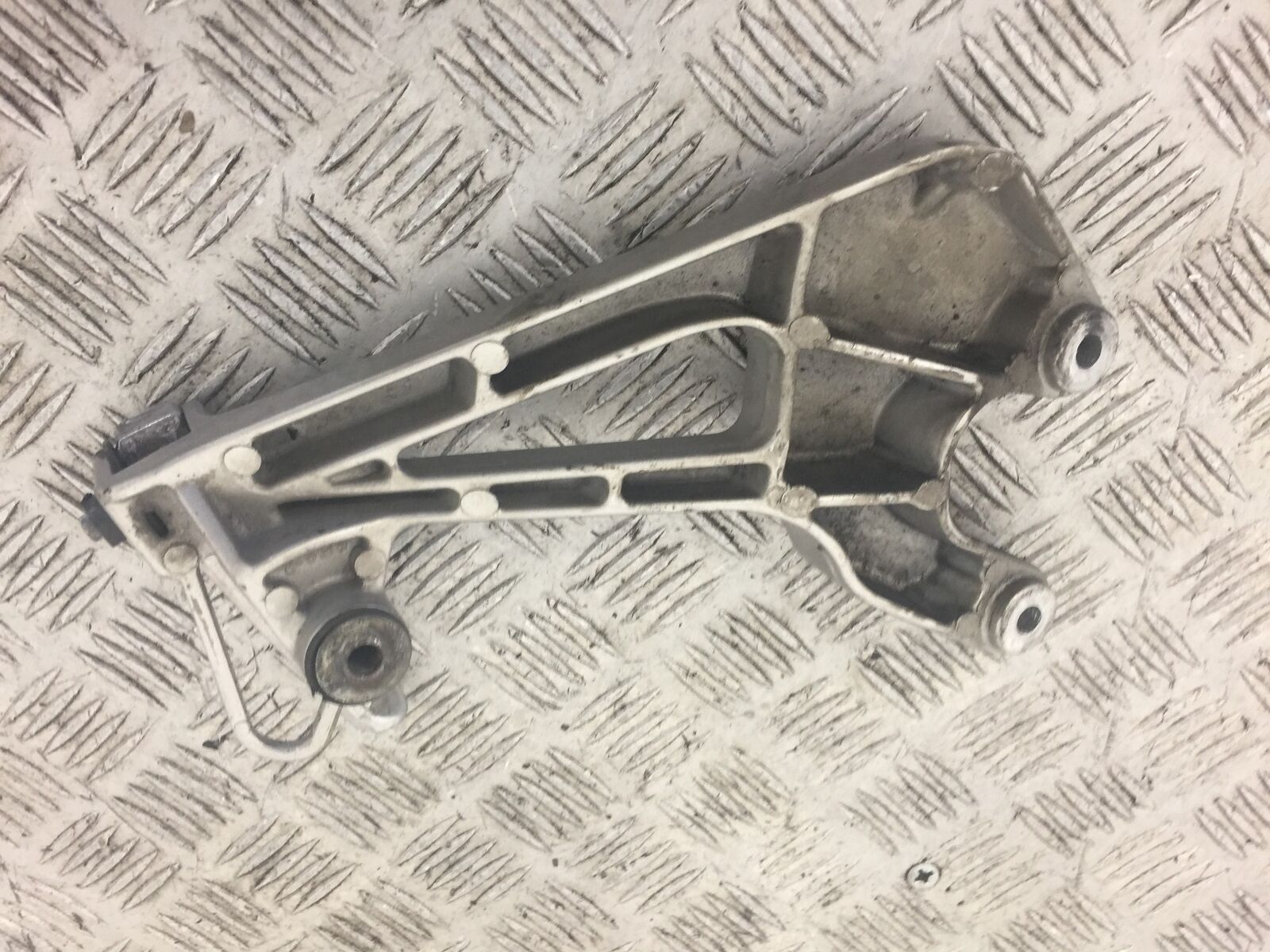 HONDA VFR800 VFR 800 RIGHT REAR HANGER  YEAR 1998-2001(PRE V-TEC) STOCK NO 288